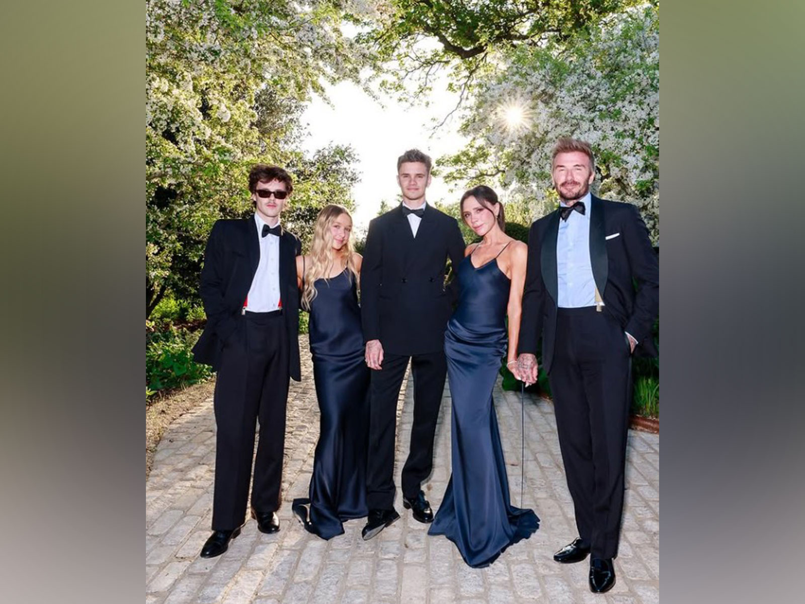 Brooklyn with family (Photo/instagram/victoriabeckham)