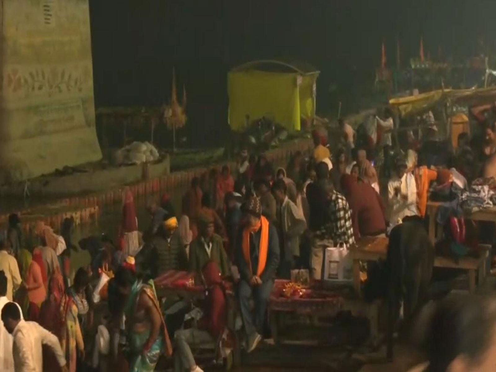 Devotees take holy dip at Saryu Ghat (Photo/ANI)