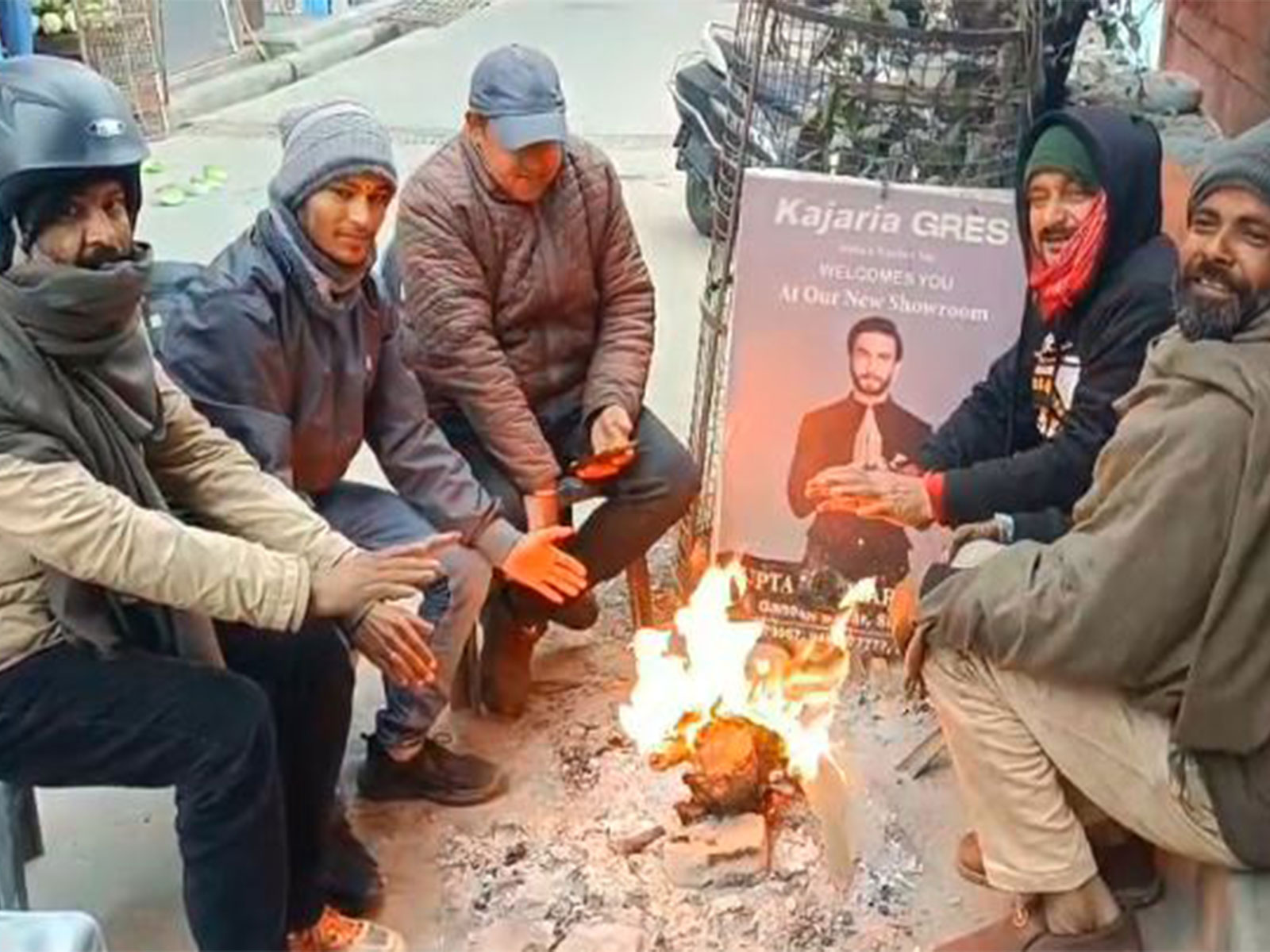 People warming themselves in bonfires (Photo/ANI)