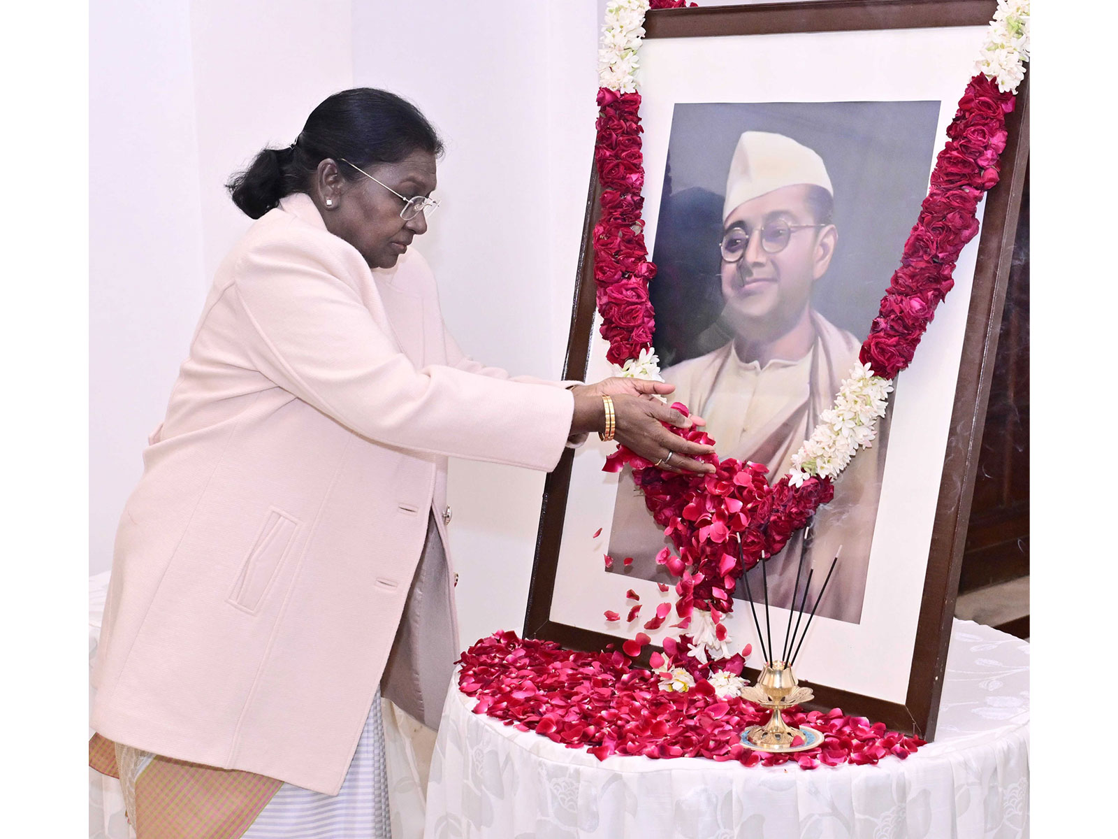 President Droupadi Murmu pays floral tribute to Netaji Subhas Chandra Bose on his 129th birth anniversary (Photo: x/@rashtrapatibhvn) President Droupadi Murmu pays floral tribute to Netaji Subhas Chandra Bose on his 129th birth anniversary (Photo: x/@rashtrapatibhvn)