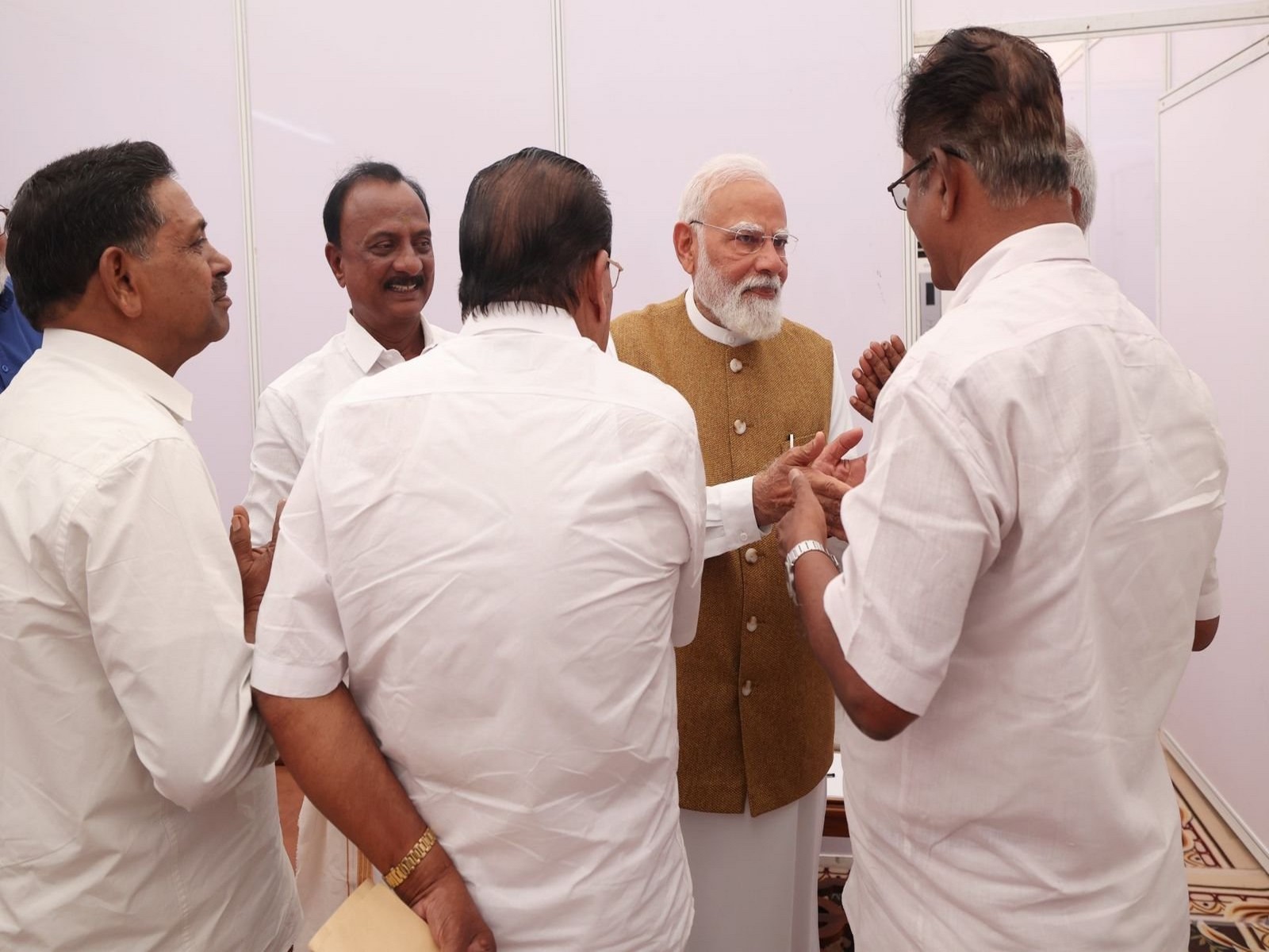 Prime Minister Modi with Akshila Kerala Dheevara Sabha delegation (Photo/X/ @narendramodi)