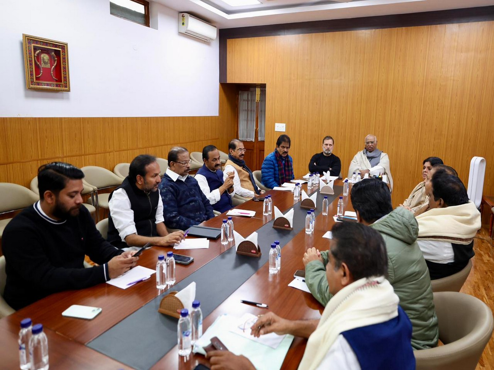 Congress President Mallikarjun Kharge, Lok Sabha LoP Rahul Gandhi, and General Secretary (Organisation) KC Venugopal with leaders from Bihar (Photo/@INCIndia) Congress President Mallikarjun Kharge, Lok Sabha LoP Rahul Gandhi, and General Secretary (Organisation) KC Venugopal with leaders from Bihar (Photo/@INCIndia)