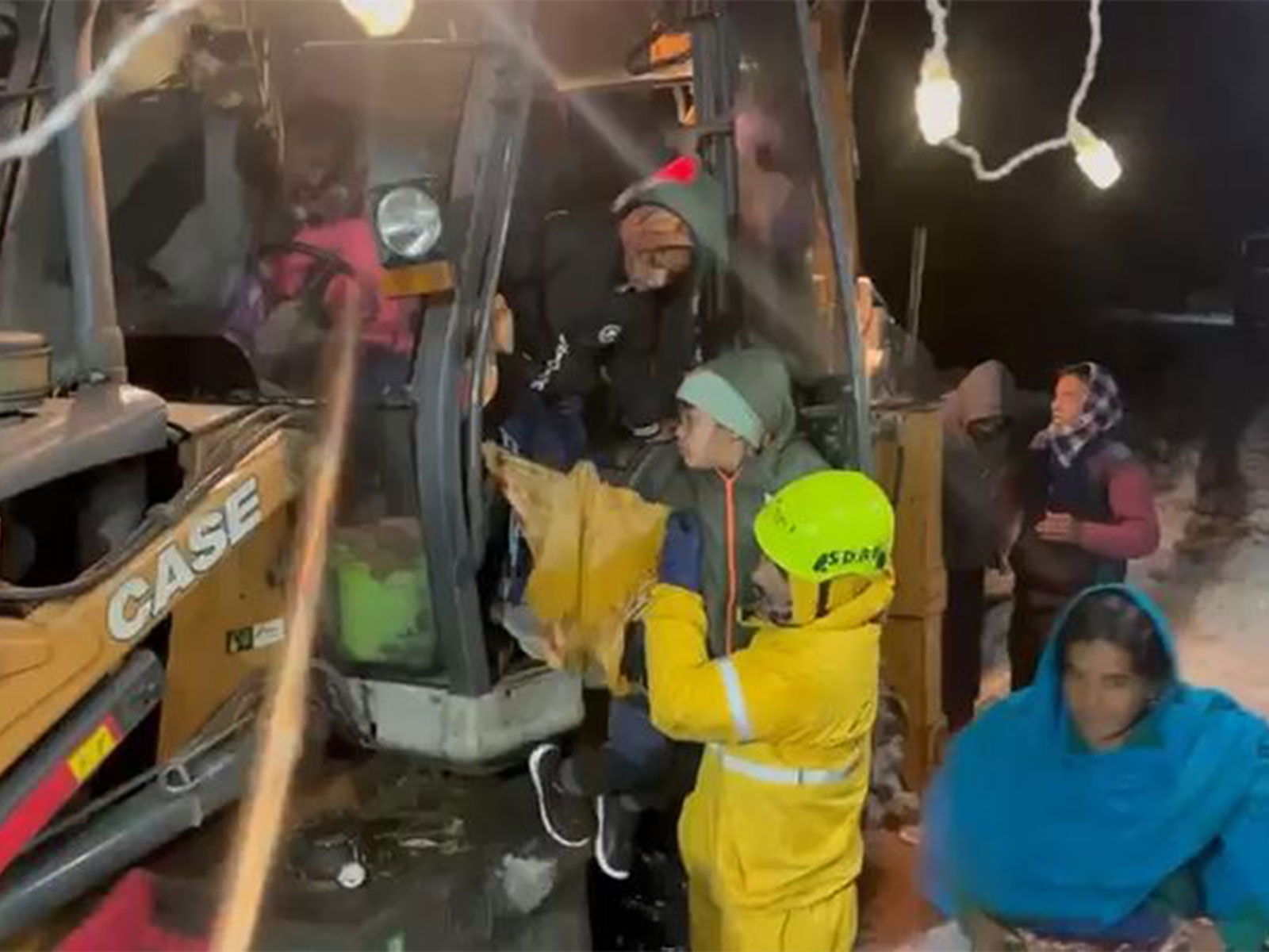 SDRF rescues stranded people as heavy snowfall hits Uttarakhand (Photo/SDRF) SDRF rescues stranded people as heavy snowfall hits Uttarakhand (Photo/SDRF)