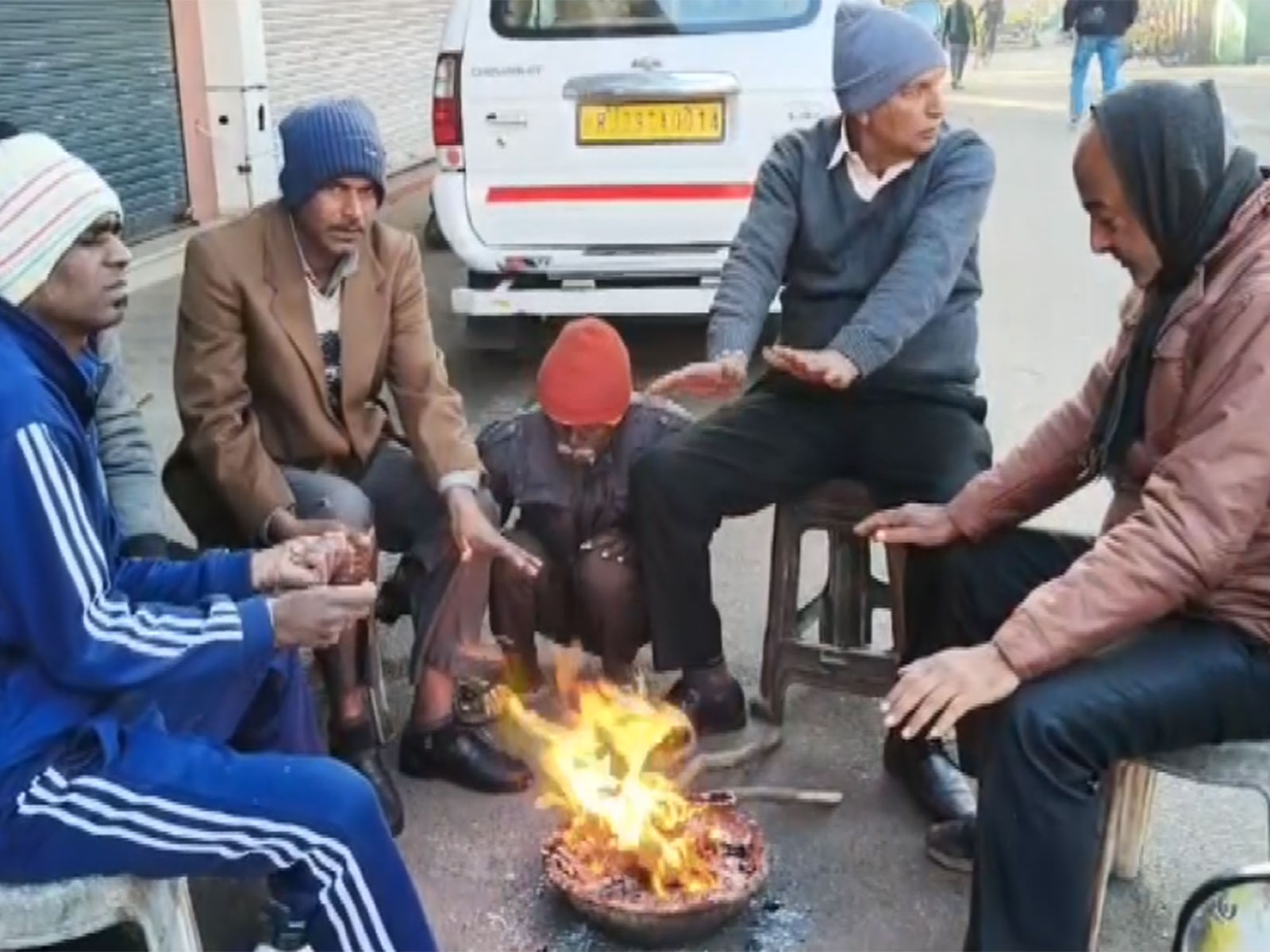 Locals sitting in front of bonfire in Mount Abu (Photo/ ANI)