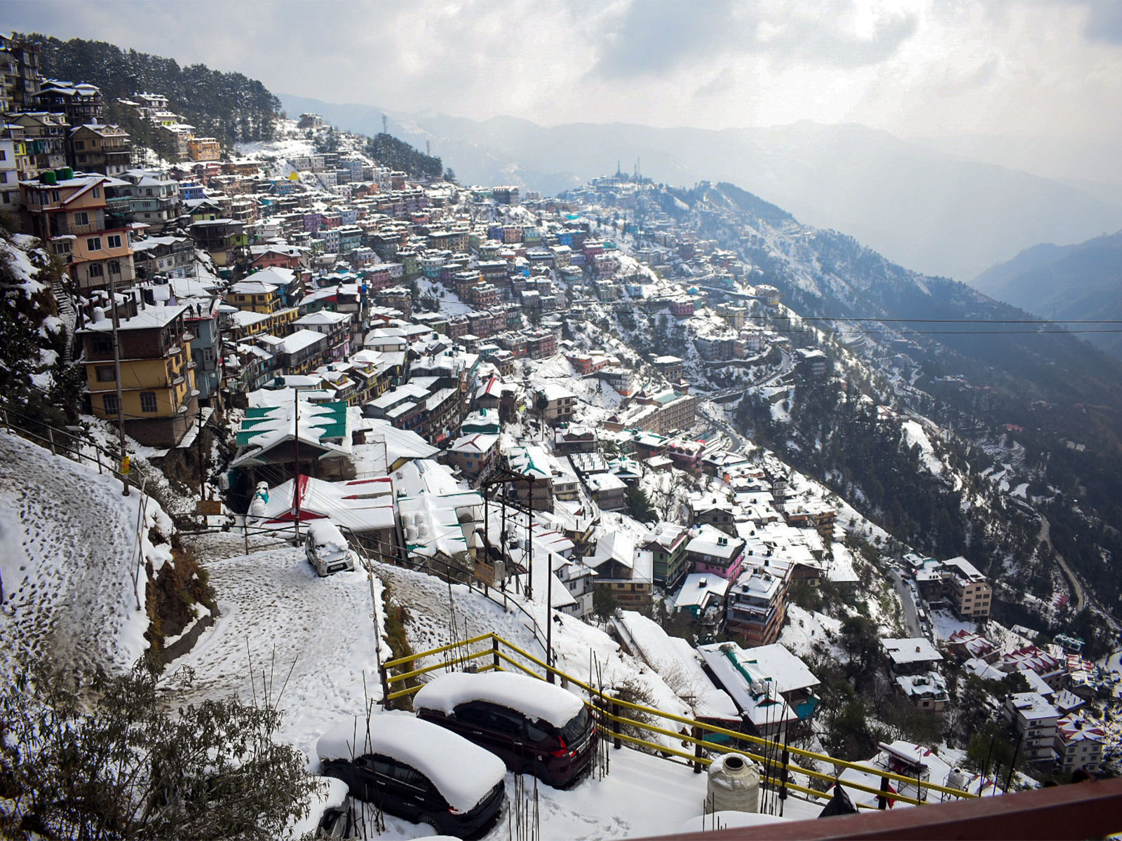 Shimla witnesses a heavy snowfall (Photo/ANI) Shimla witnesses a heavy snowfall (Photo/ANI)