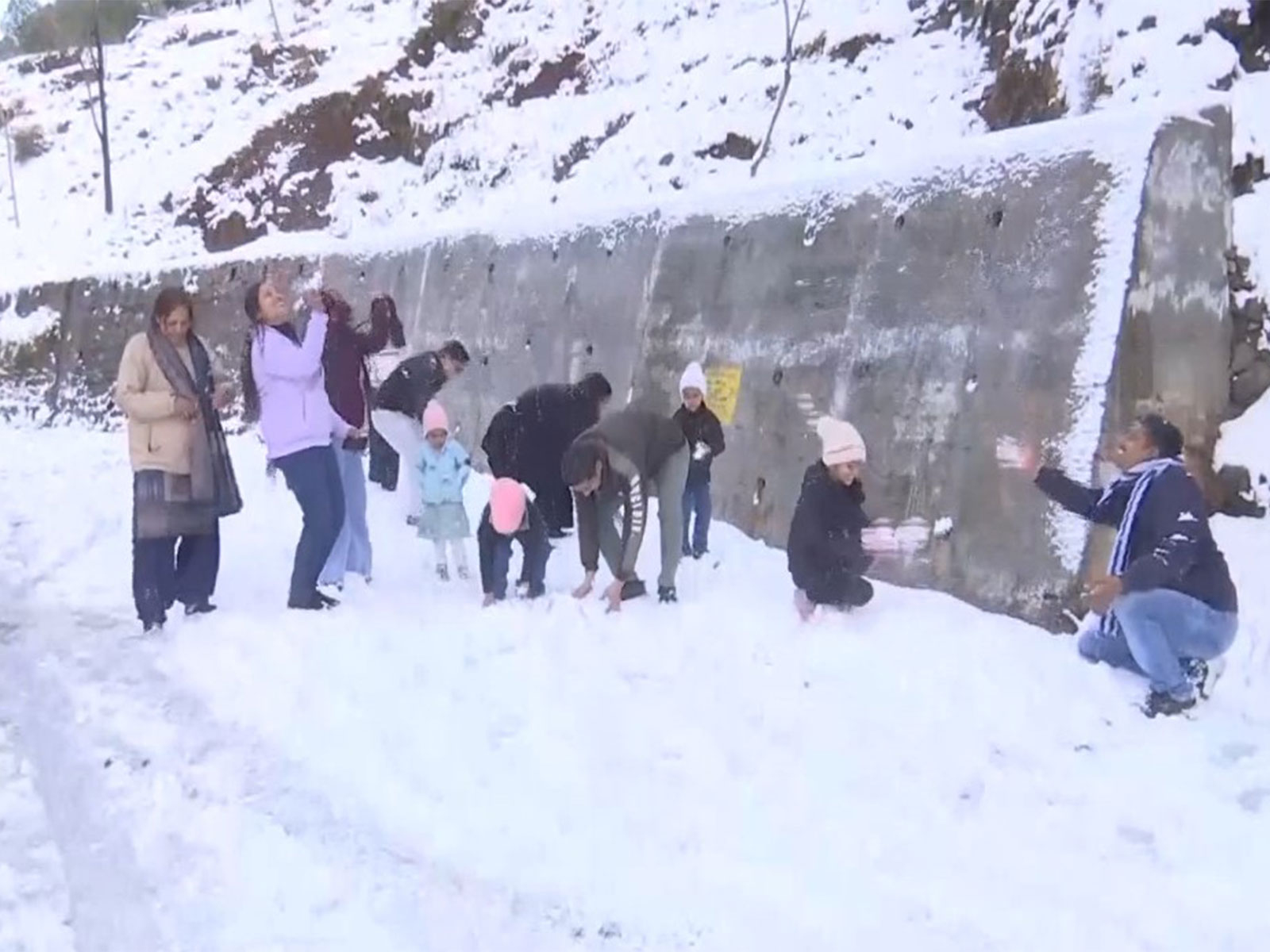 Tourists enjoying snow as Rajouri, Jammu and Kashmir (Photo/ANI) Tourists enjoying snow as Rajouri, Jammu and Kashmir (Photo/ANI)