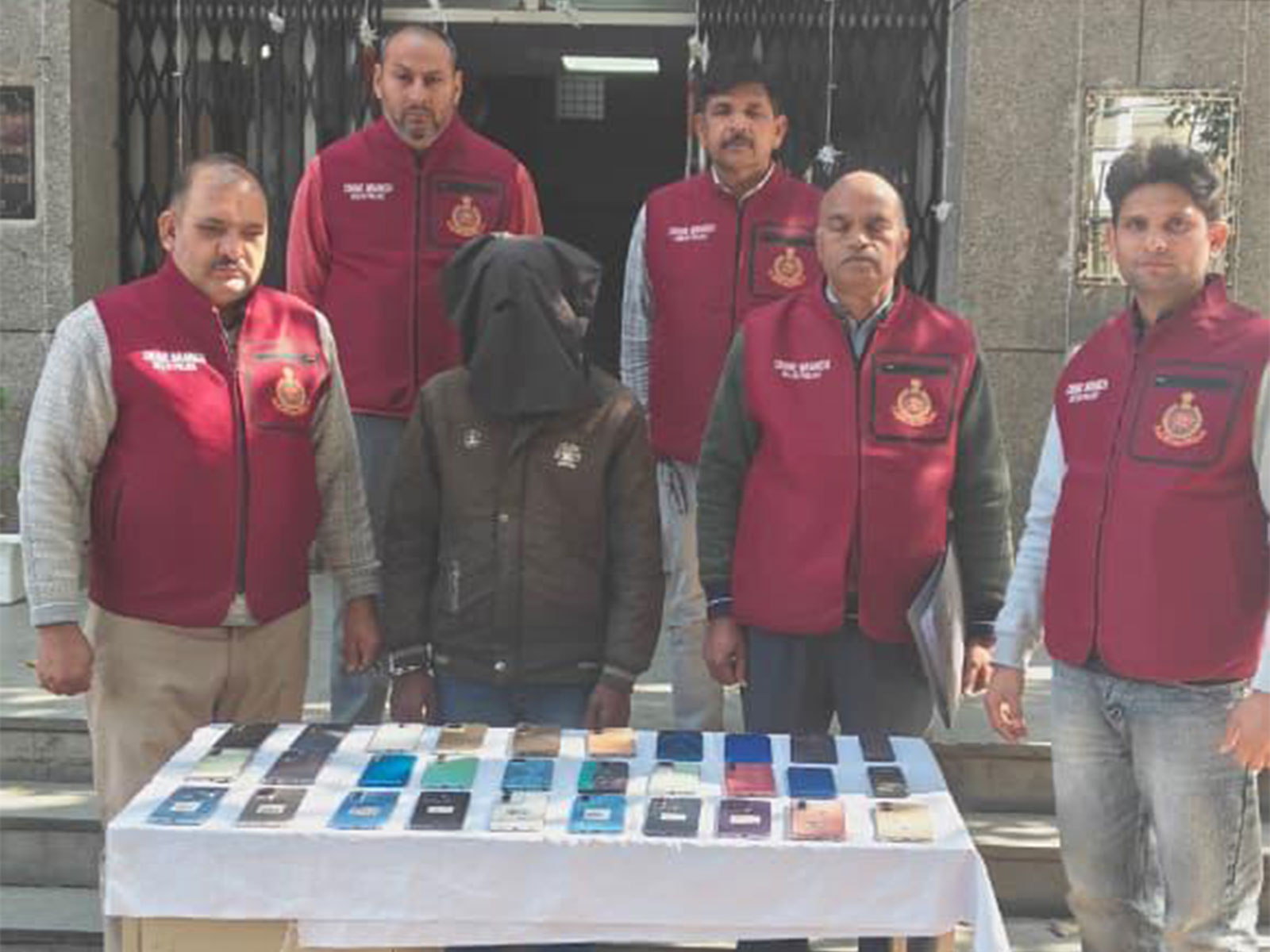 Delhi Police nabs notorious criminal for stealing mobile phones (Photo/DelhiPolice)