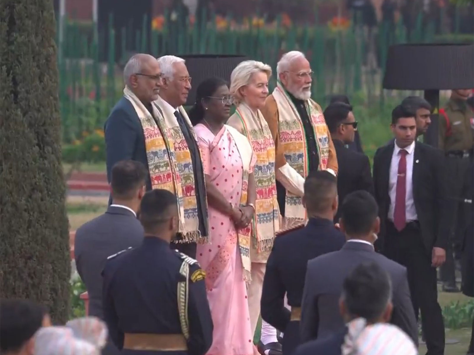 President of the European Commission Ursula von der Leyen, President of the European Council Antonio Costa, with President Droupadi Murmu, Vice President CP Radhakrishnan and PM Narendra Modi at the President's House (Photo/Rashtrapati Bhavan)