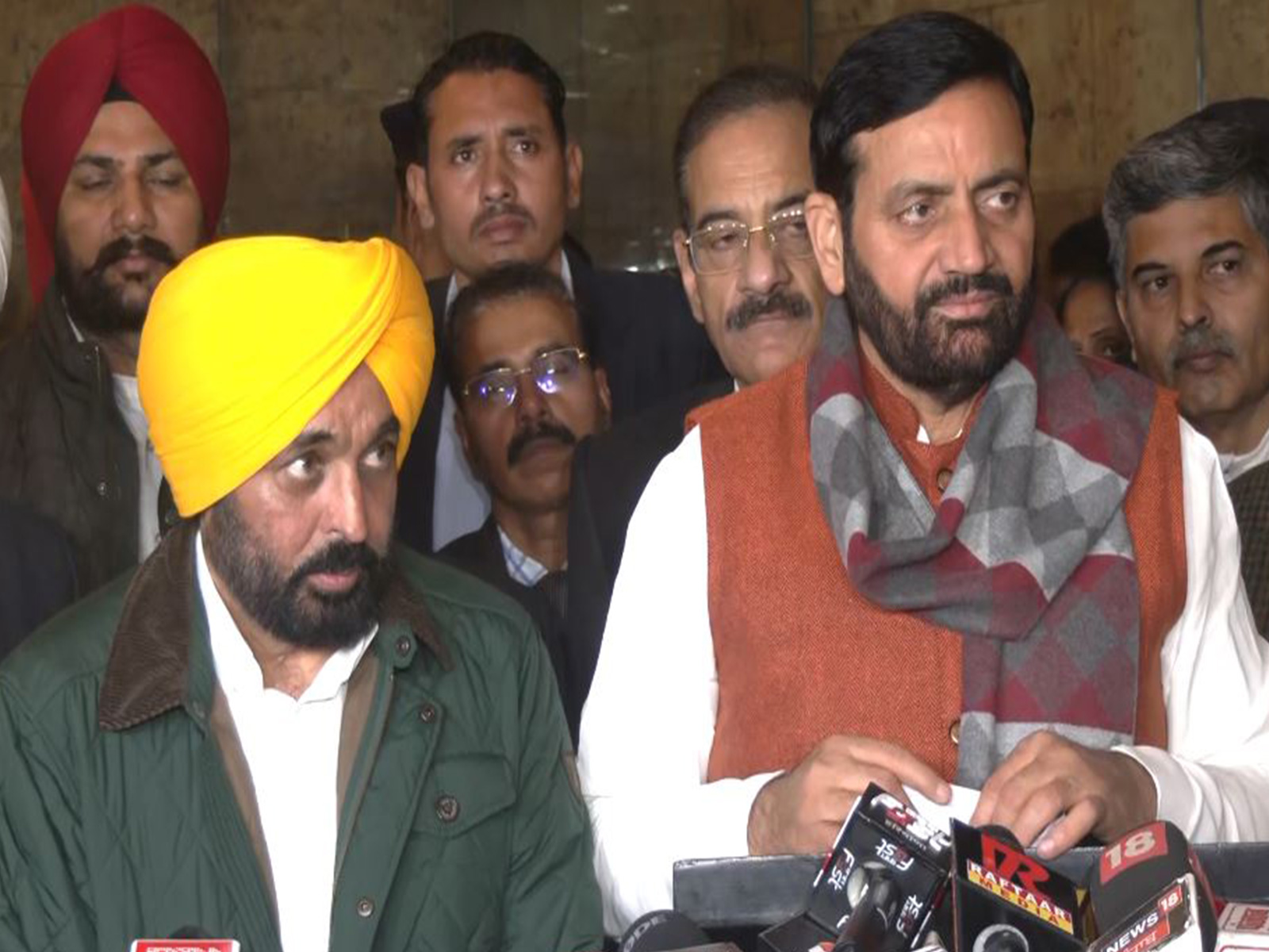 Punjab Chief Minister Bhagwant Mann and Haryana Chief Minister Nayab Singh Saini (Photo/ANI)