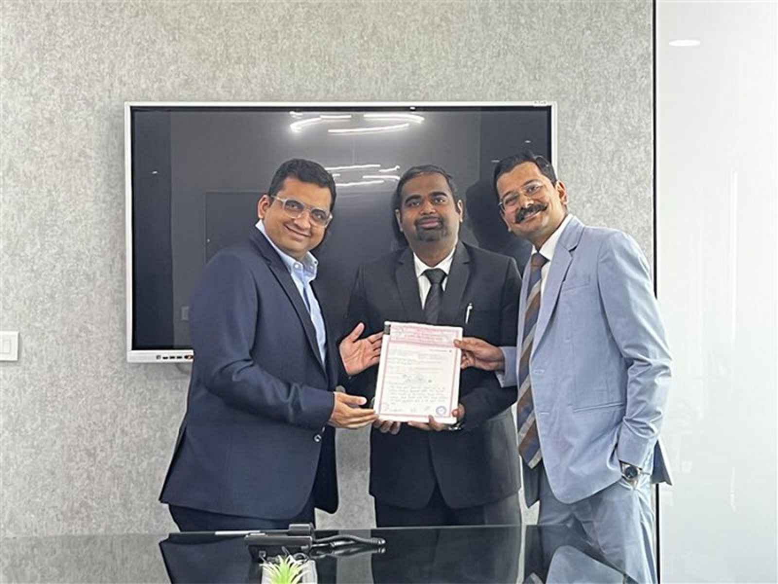 L-R: Manish Modi with Pratik Shah and Jigar Doshi