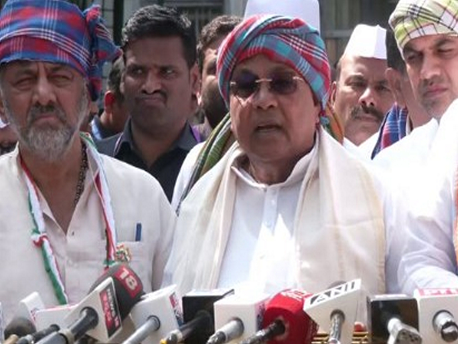 Karnataka CM Siddaramaiah and Deputy CM DK Shivakumar lead Congress delegation to Lok Bhavan in buses for 'Lok Bhavan chalo' protest against VB G RAM G bill. (Photo/ANI)