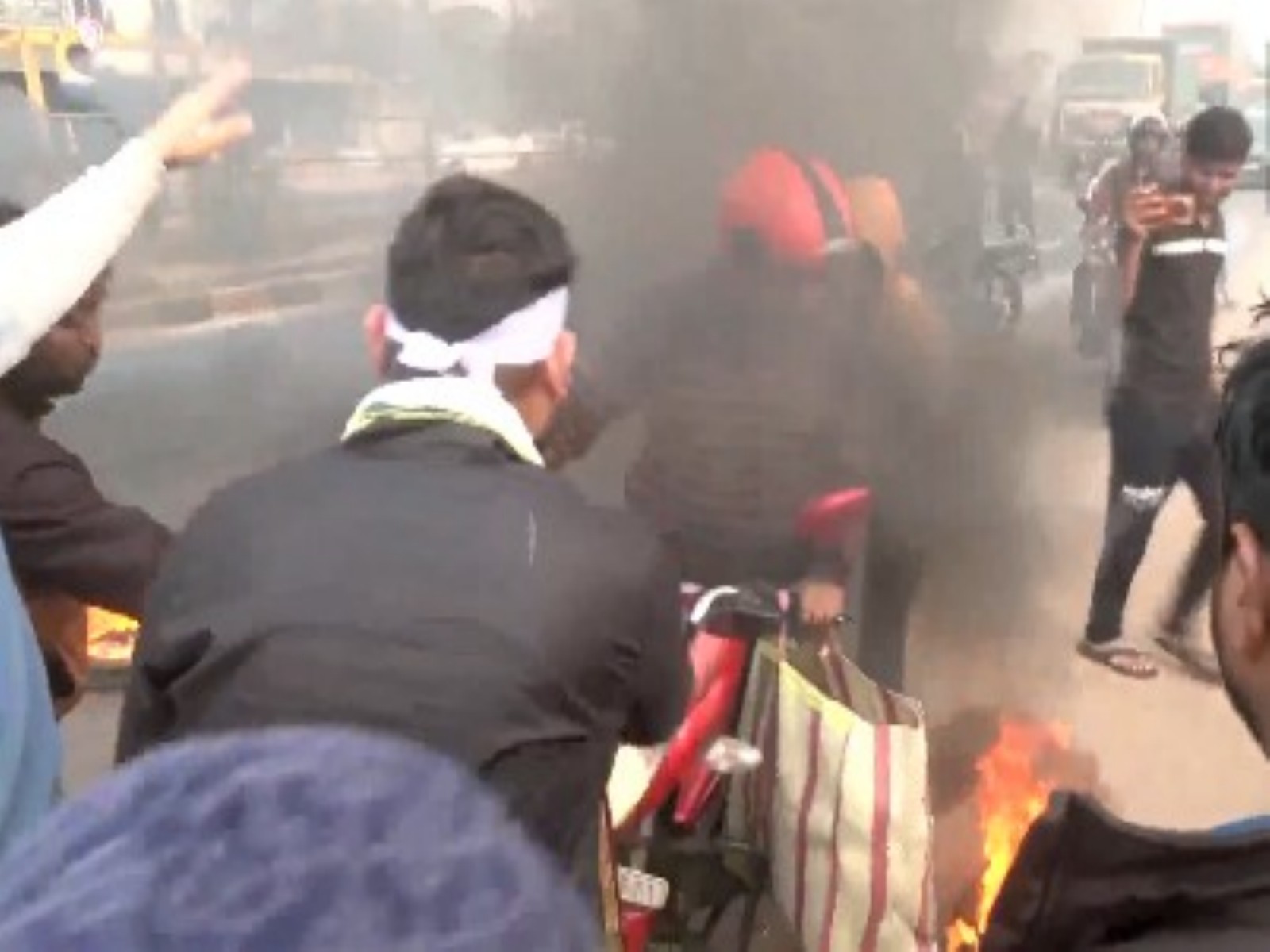 NNKS workers blocks Puri–Bhubaneswar road over Paddy Procurement lapses. (Photo/ANI)