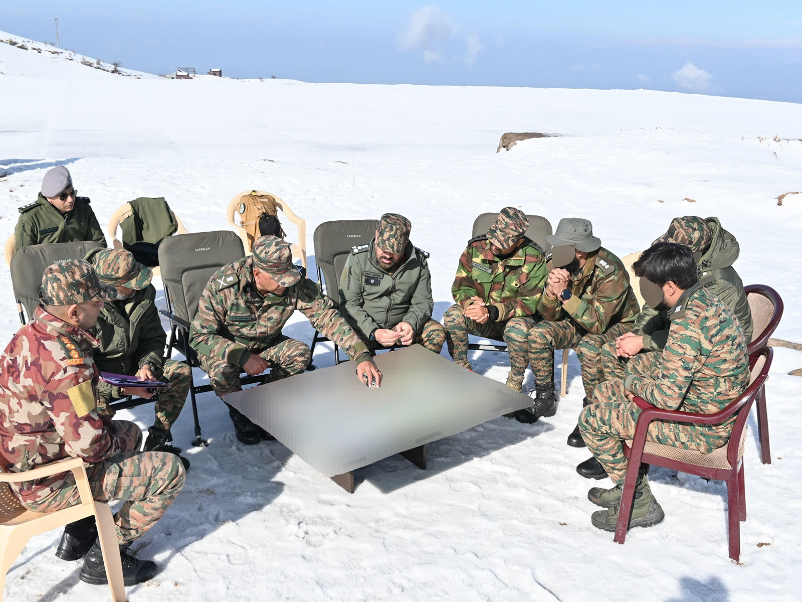 GOC White Knight Corps reviews security situation at Basantgarh in JK (Photo/@Whiteknight_IA) GOC White Knight Corps reviews security situation at Basantgarh in JK (Photo/@Whiteknight_IA)