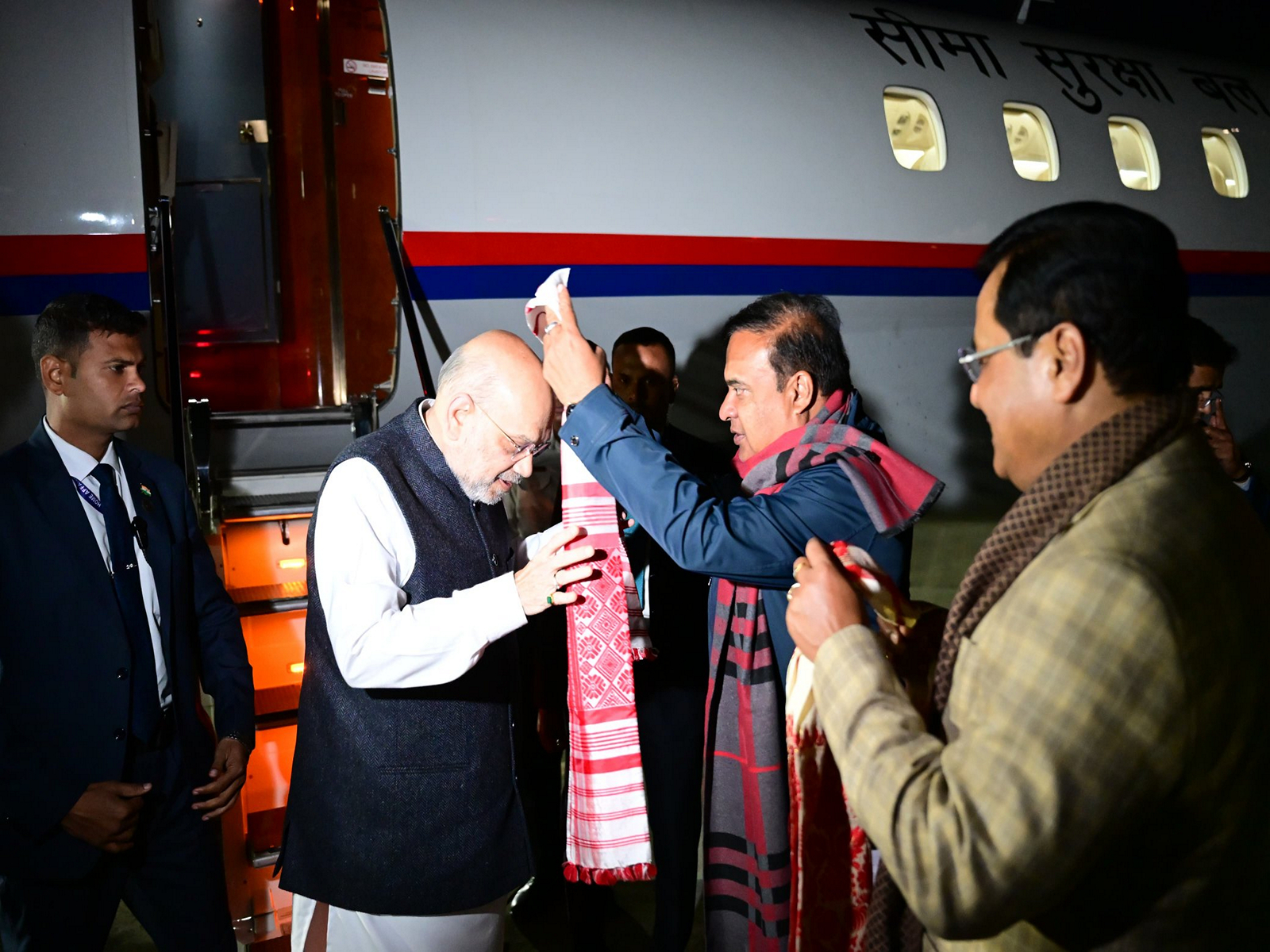 Assam CM welcomes HM Amit Shah at Dibrugarh airport (Photo/@himantabiswa)