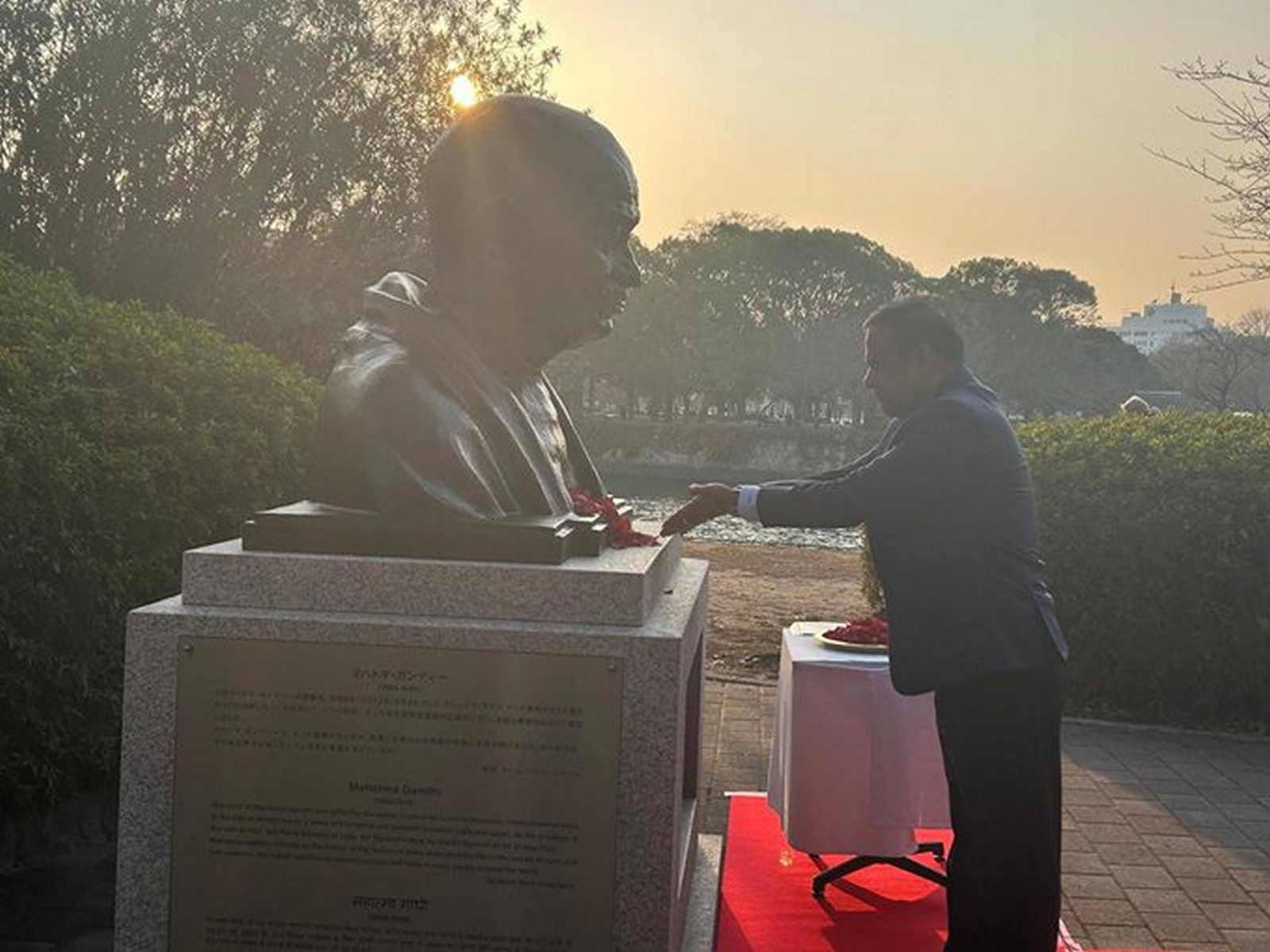 Assam CM pays tribute to Mahatma Gandhi on Martyrs' Day (Photo/@himantabiswa)