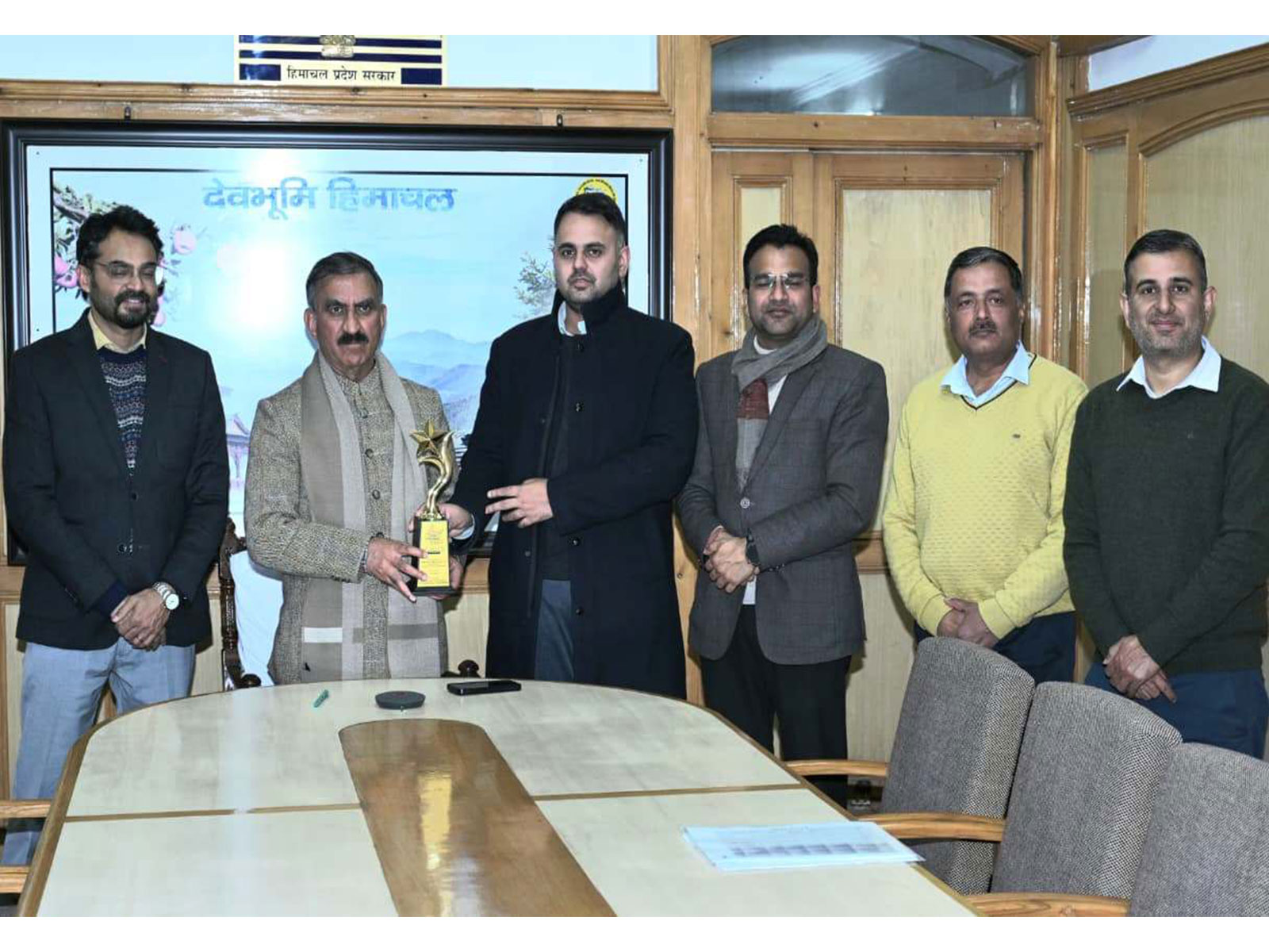 Himachal Pradesh Chief Minister Thakur Sukhvinder Singh Sukhu with DDT&G officials (Photo/ Himachal CMO)                 