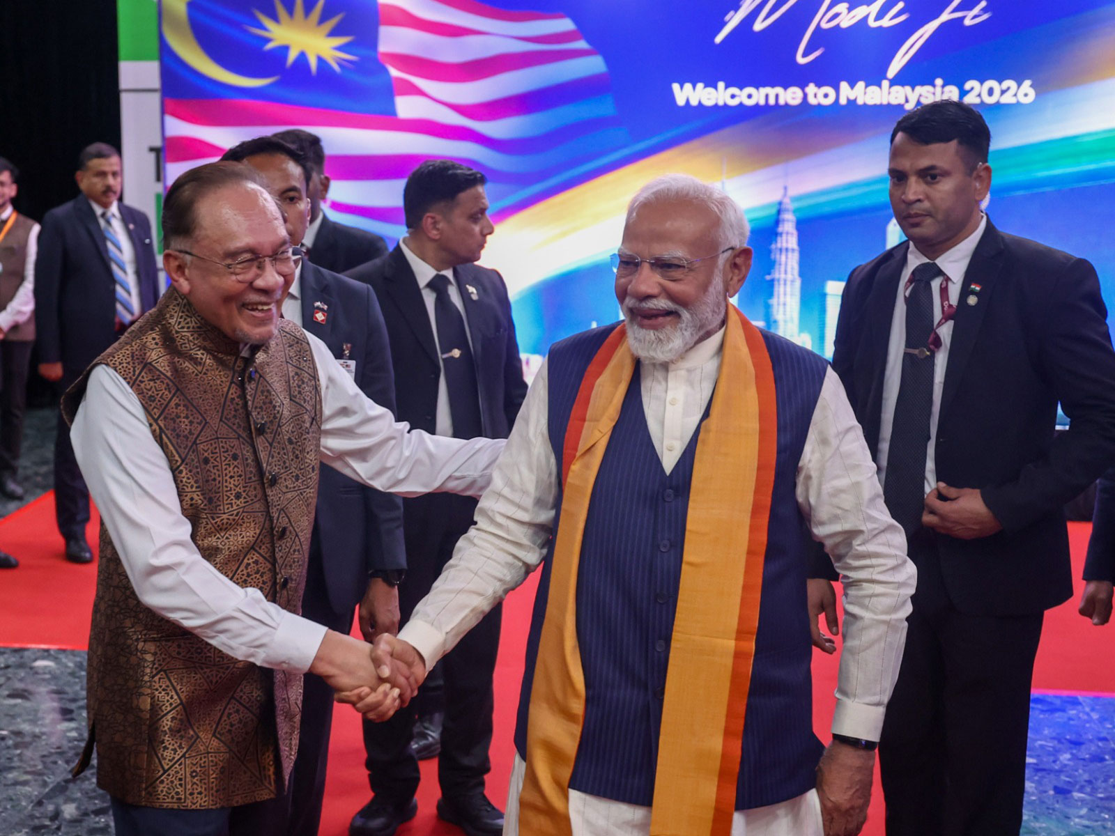 Malaysian PM Anwar Ibrahim with Indian PM Narendra Modi (Photo/@narendramodi)
