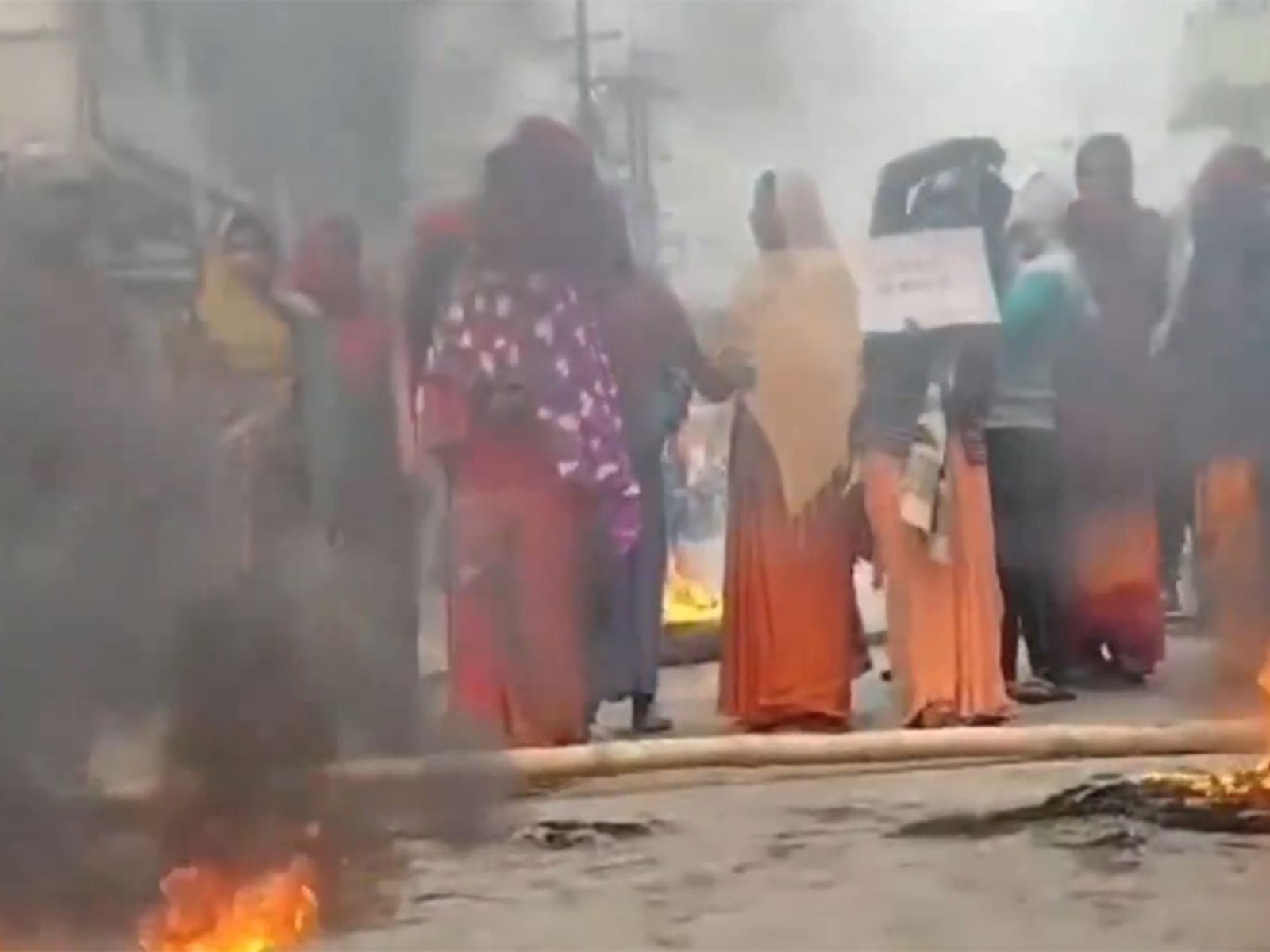 Public in the street over minor rape and murder case in Dharbhanga, Bihar (Photo/ANI)