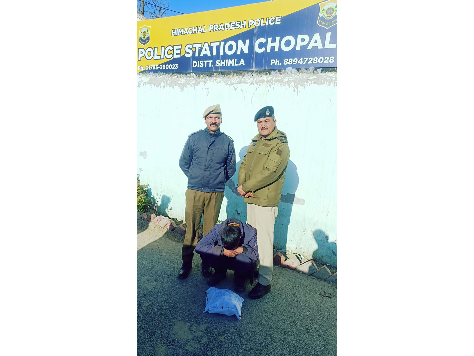 Police with the arrested accused (Photo: Shimla Police)