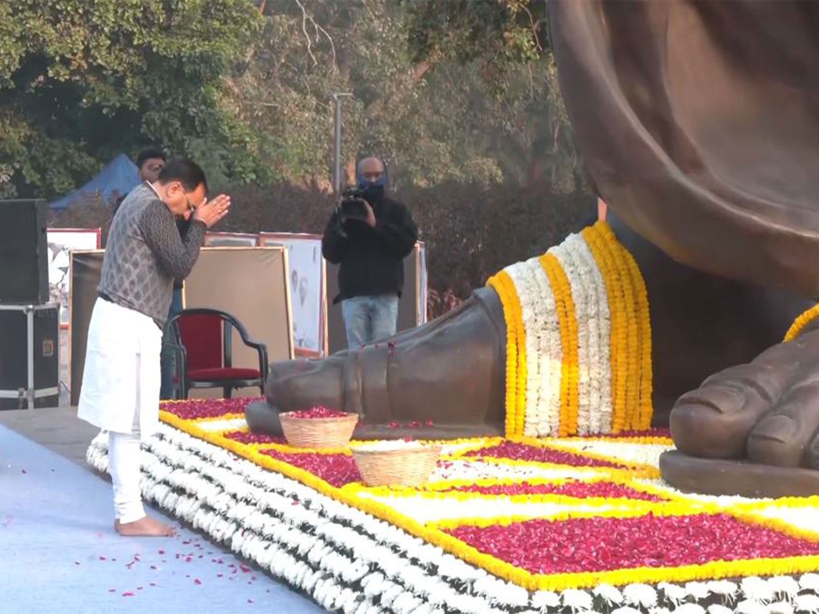 Delhi BJP chief Virendraa Sachdeva paying tributes to Pandit Deendayal Upadhyaya (Photo/ANI)