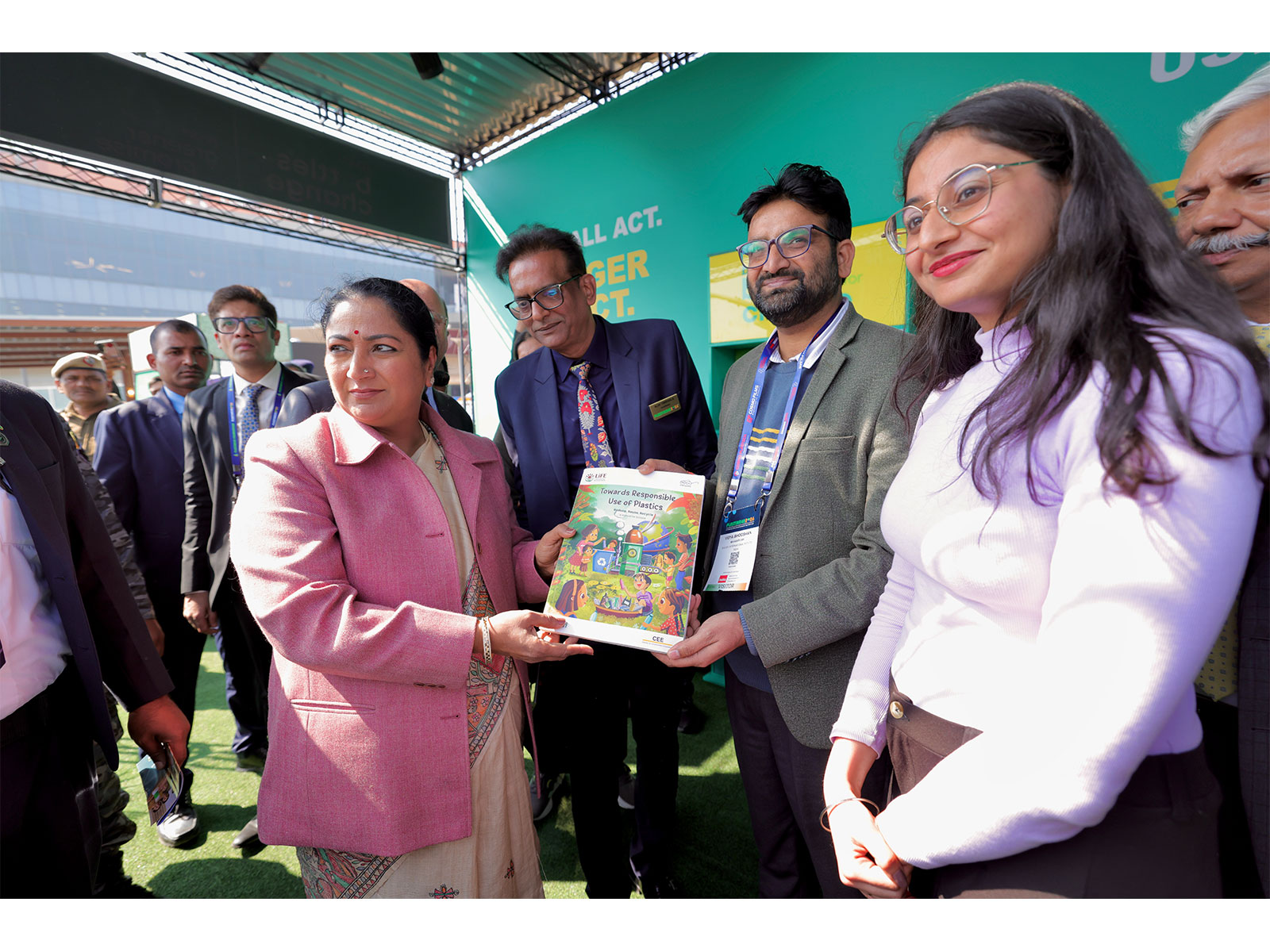 Hon’ble CM of Delhi, Smt. Rekha Gupta at the Bisleri, Bottles for Change stall