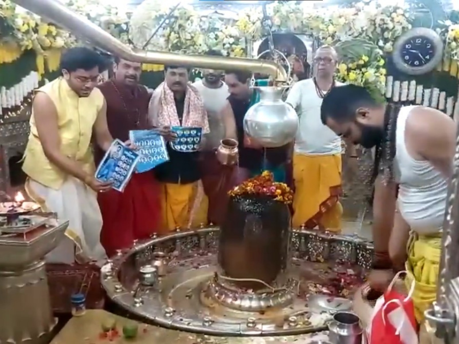 Fans pray for India's victory against Pakistan in Ujjain's Mahakaleshwar temple (Photo/ANI) Fans pray for India's victory against Pakistan in Ujjain's Mahakaleshwar temple (Photo/ANI)