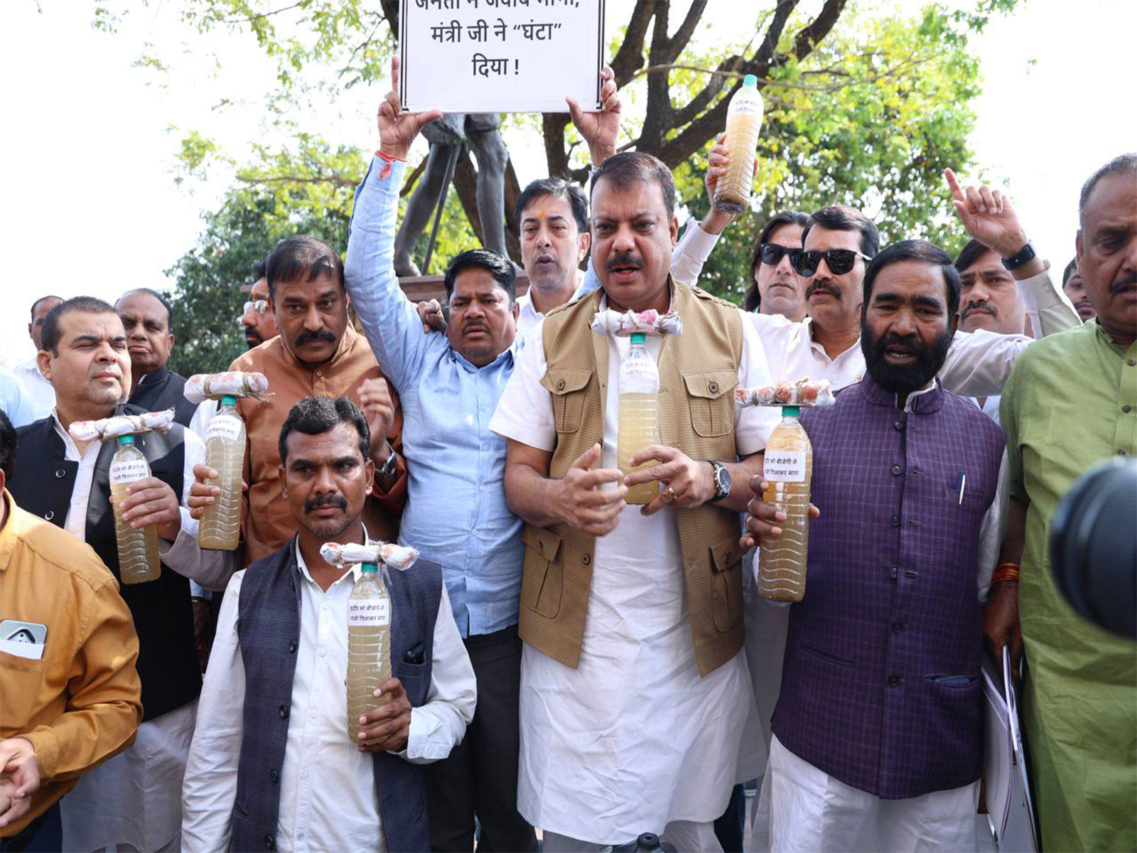 Congress MLAs protest in the state assembly (Photo / LoP office)