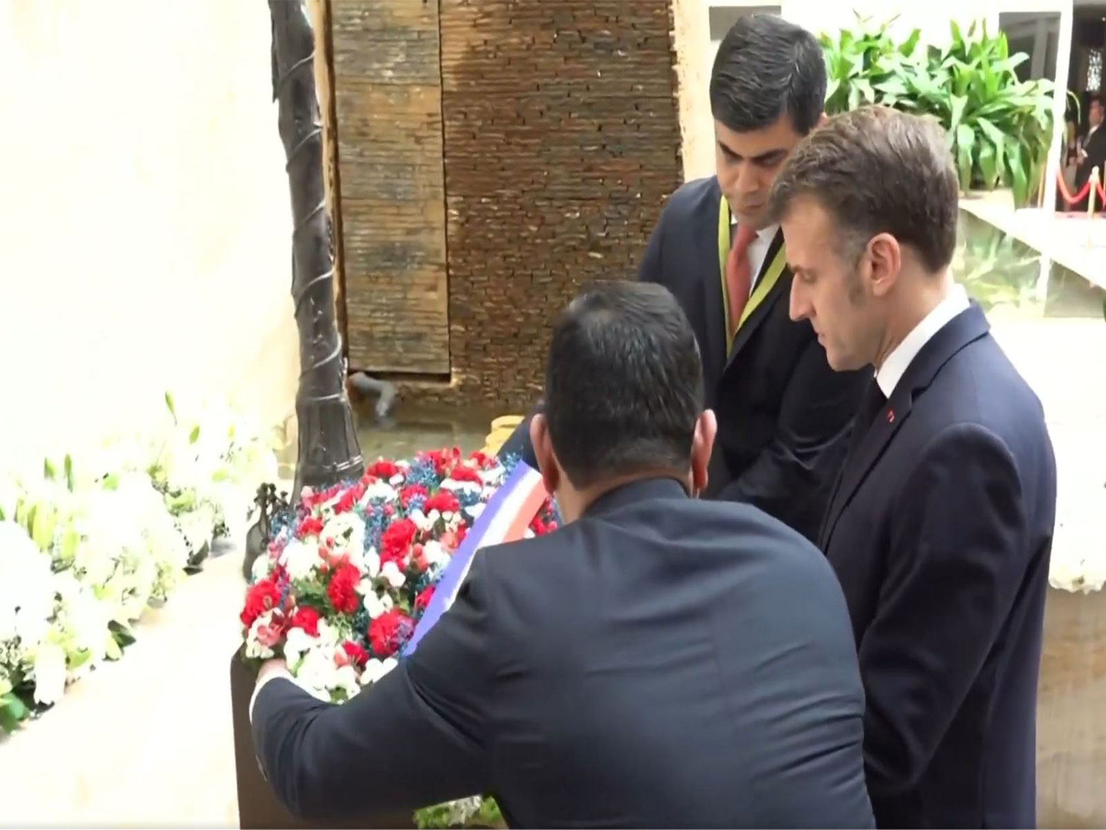 French President Emmanuel Macron lays a wreath in tribute to the victims of the 26/11 Mumbai terror attacks. (Photo: X/@Elysee) French President Emmanuel Macron lays a wreath in tribute to the victims of the 26/11 Mumbai terror attacks. (Photo: X/@Elysee)