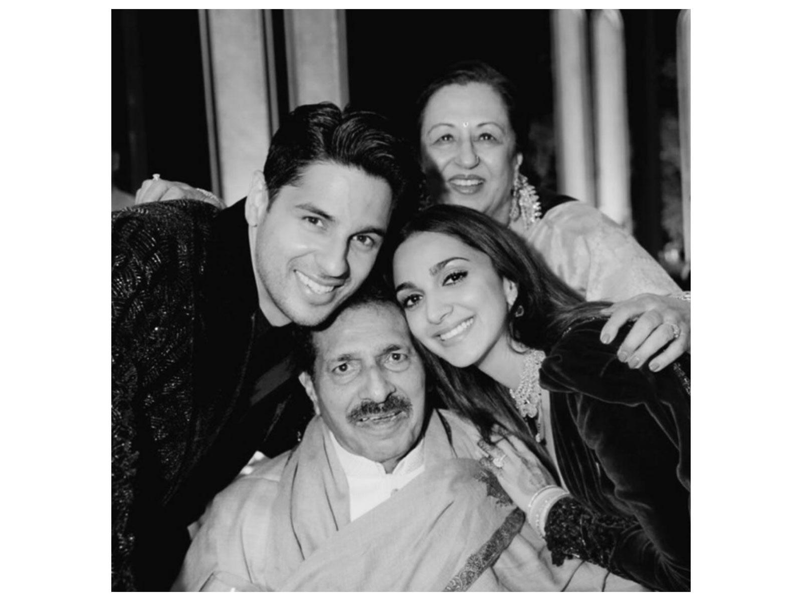 Kiara Advani with Sidharth Malhotra and his parents (Photo/Instagram/@kiaraaliaadvani)