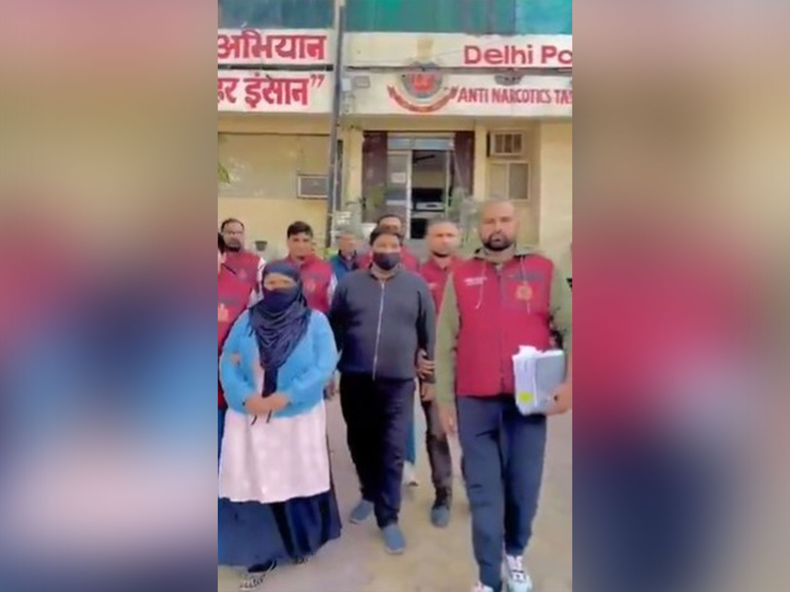 Delhi Police with the arrested accused (Photo/Delhi Police)