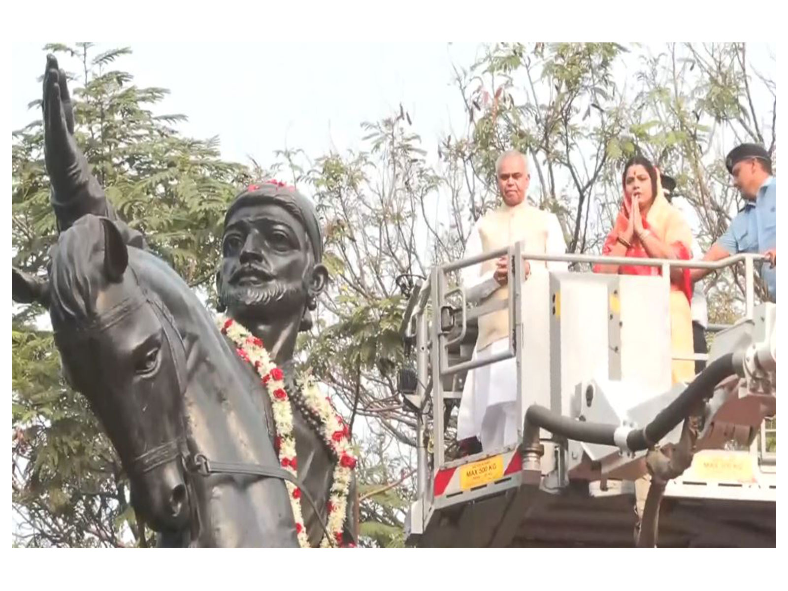 Maharashtra Governer Acharya Devvrat and Mumbai Mayor Ritu Tawde (Photo/ANI)