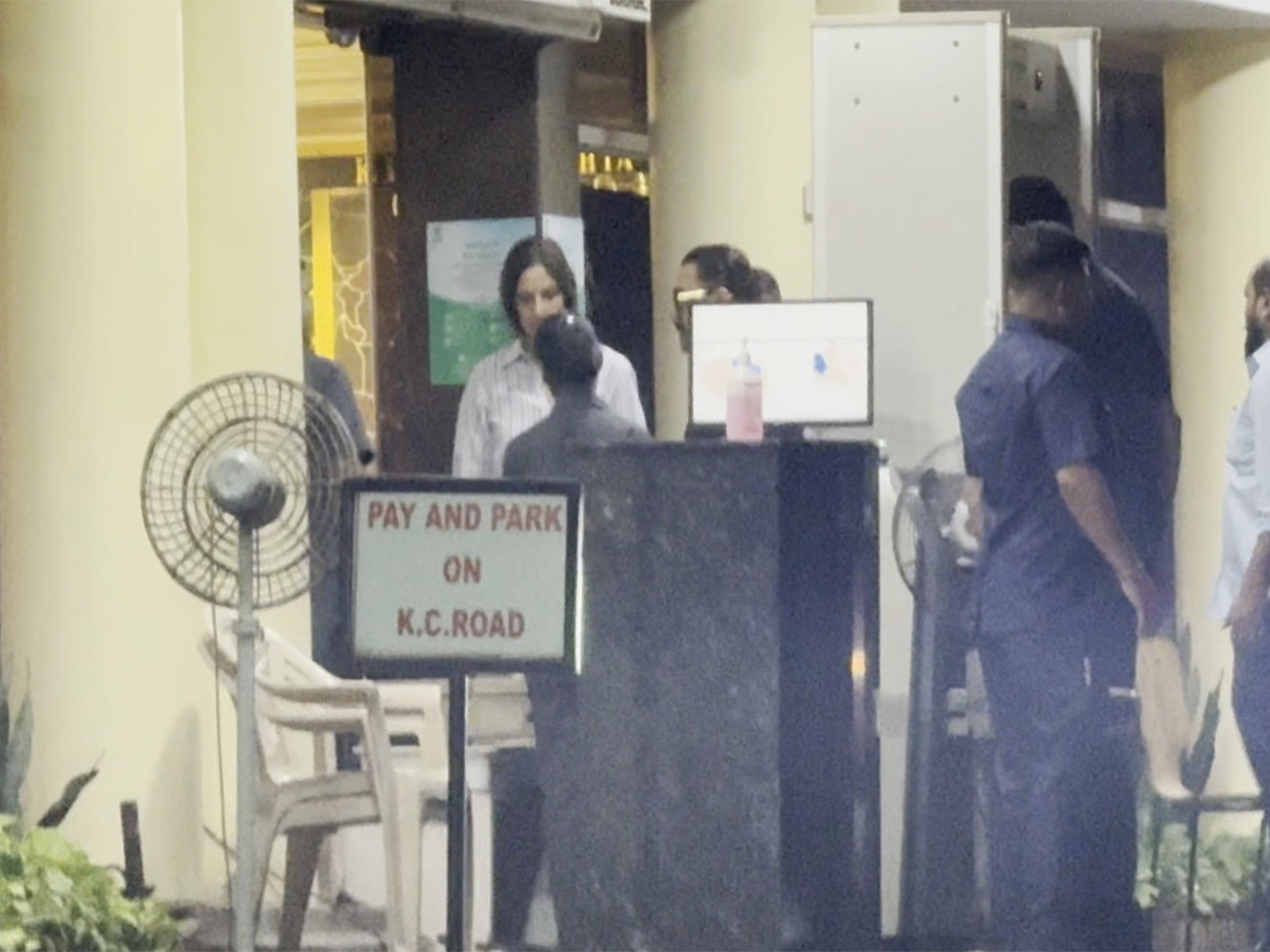 Aamir Khan, Gauri Spratt pay visit to Salman’s father Salim Khan at Lilavati Hospital