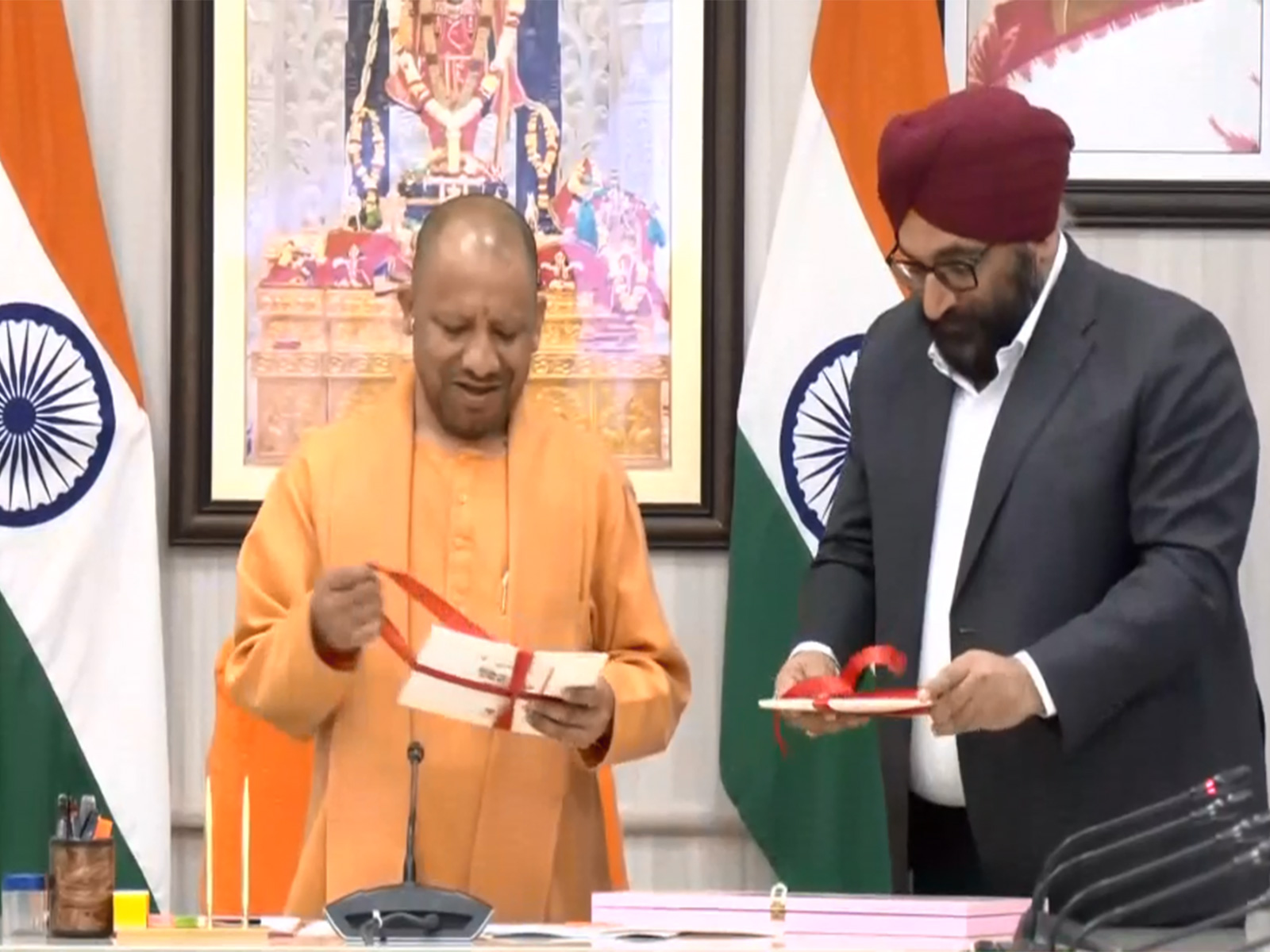 UP Govt signs MoU with Indian Oil Corporation (Photo/ANI) UP Govt signs MoU with Indian Oil Corporation (Photo/ANI)