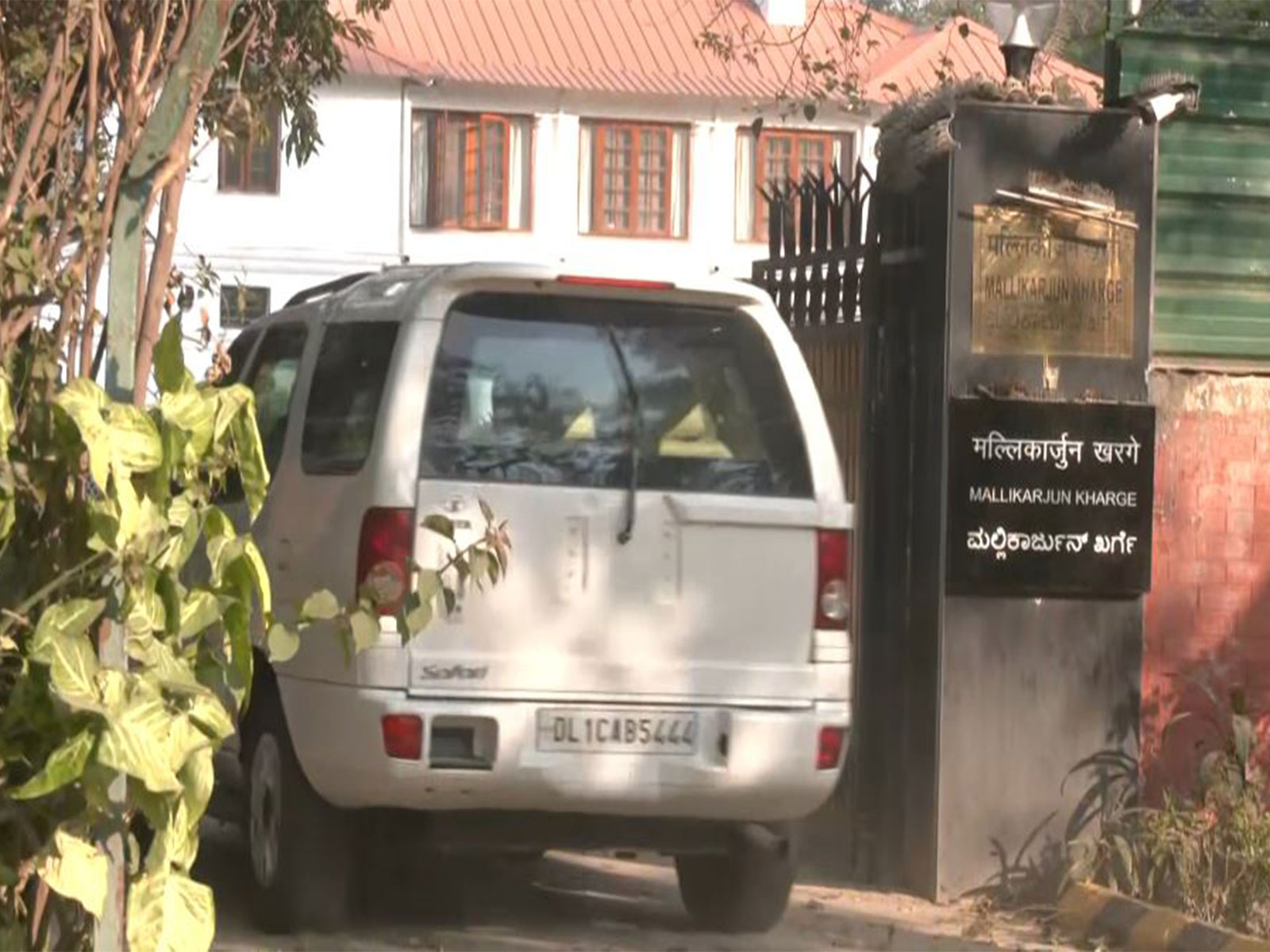 Congress leader Rahul Gandhi visits Mallikarjun Kharge’s residence (Photo/ANI)