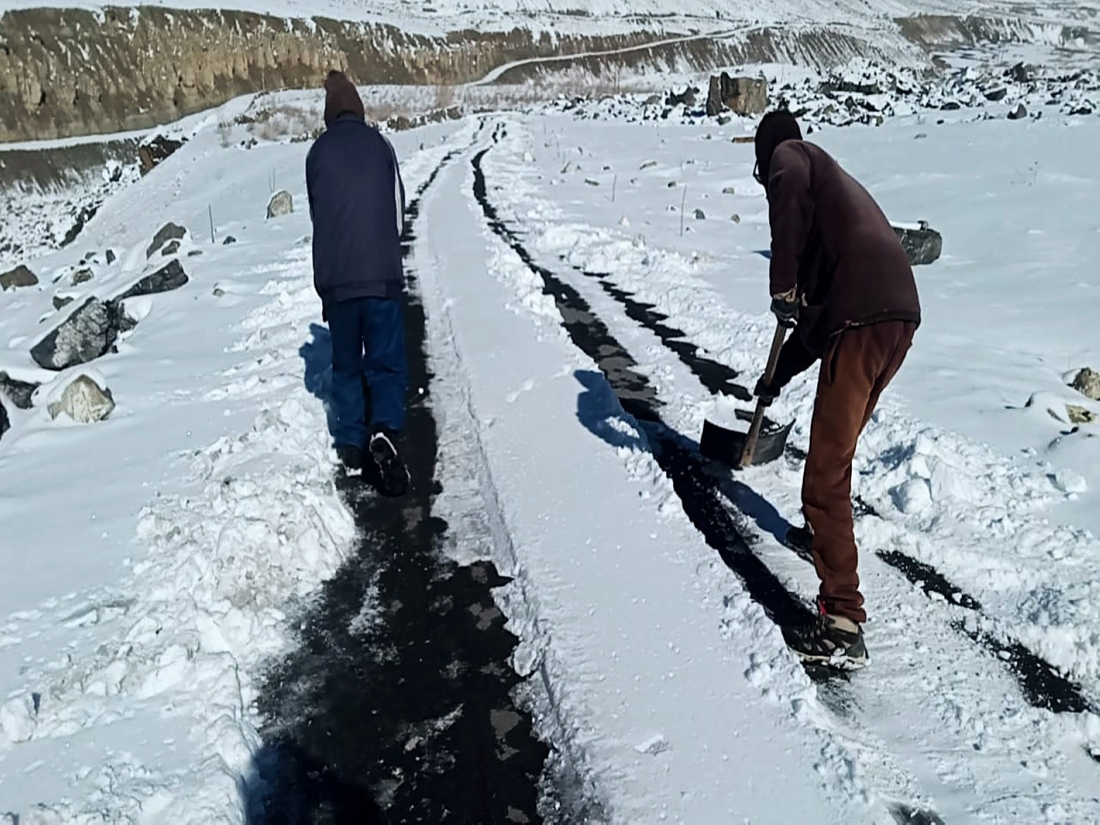 Himachal Pradesh Public Works Department (PWD) workers engaged in clearing the snow  (File Photo/ANI)