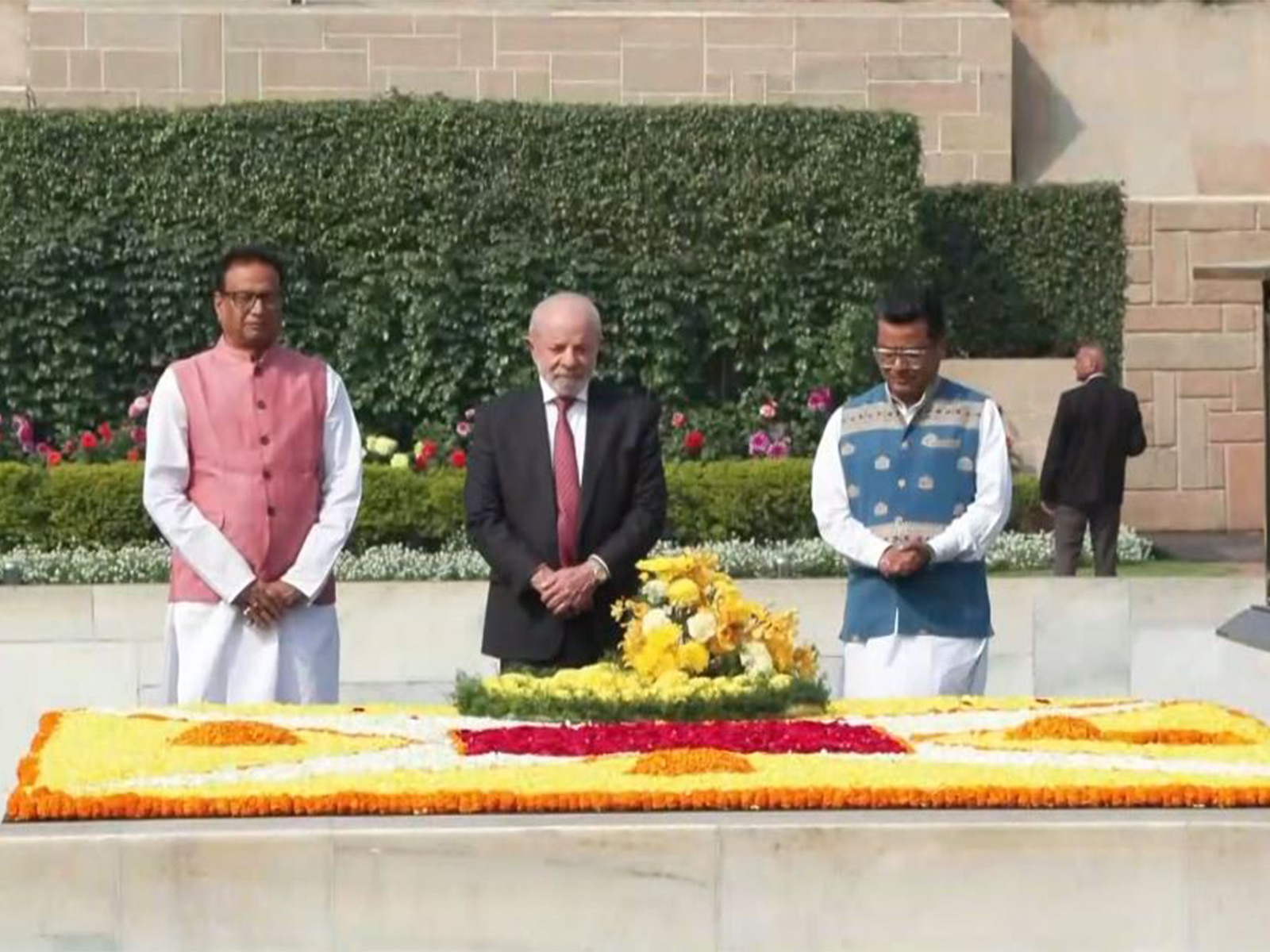 Brazilian President pays tributes at Rajghat (Photo/DD News) Brazilian President pays tributes at Rajghat (Photo/DD News)