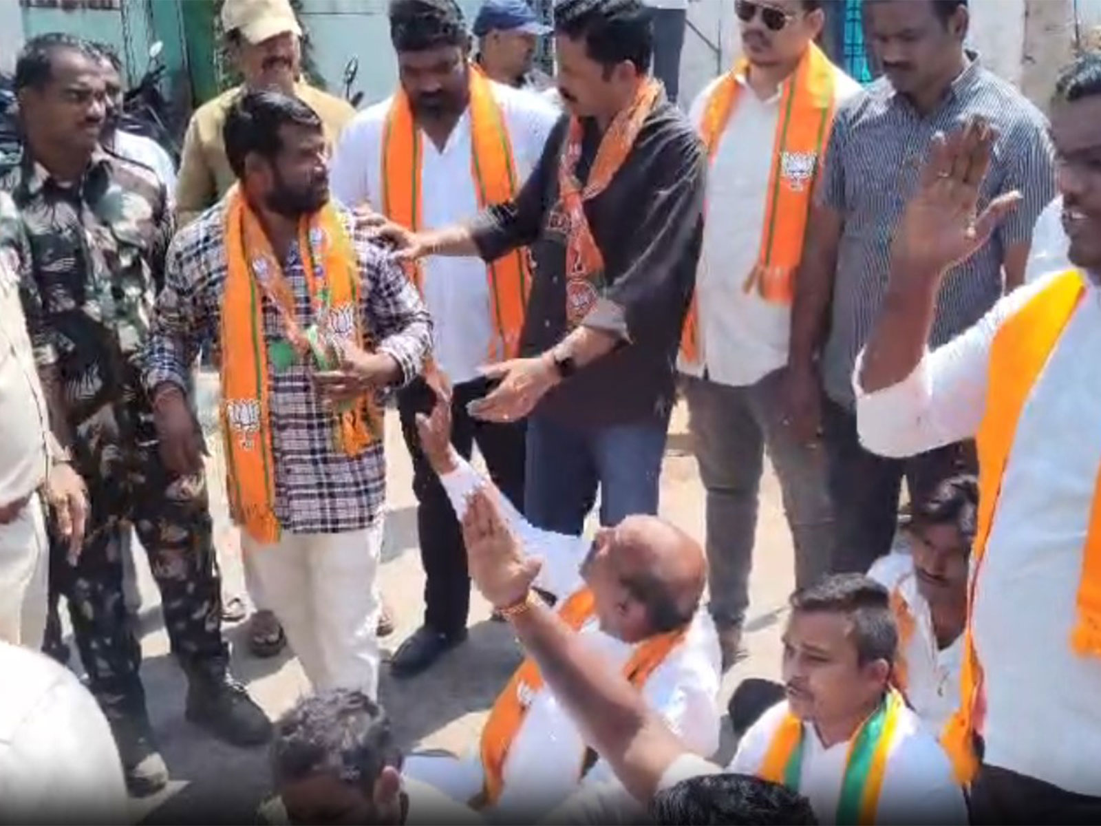 BJP leaders protest againt Lok Sabha LoP Rahul Gandhi (Photo/ANI) BJP leaders protest againt Lok Sabha LoP Rahul Gandhi (Photo/ANI)