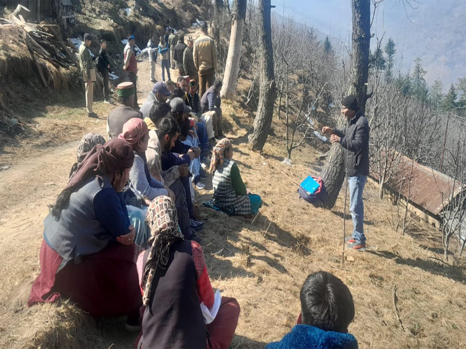 Himachal Pradesh apple growers oppose eviction drive in Jubbal (Photo/ANI)