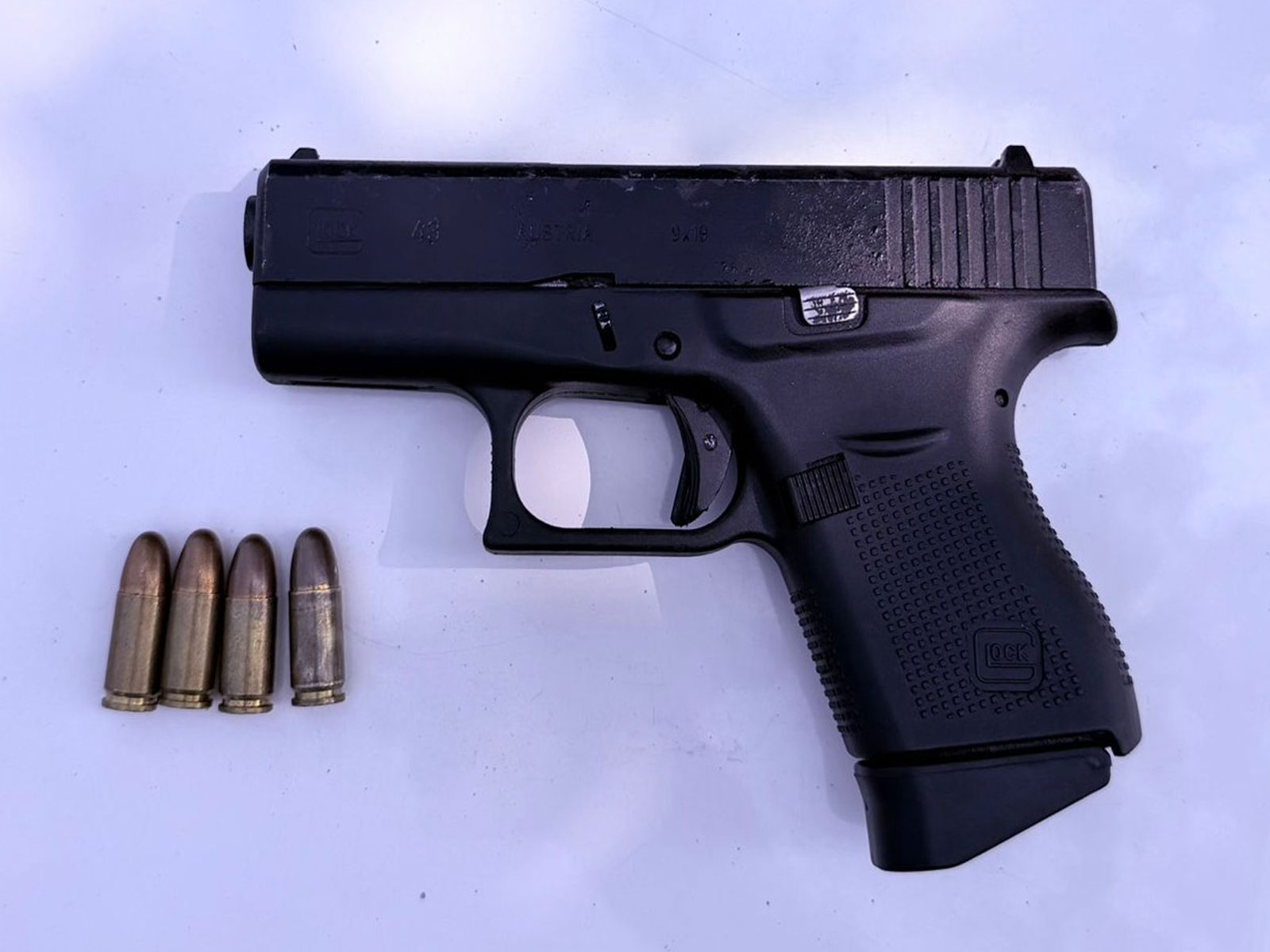 9mm Glock pistol, along with live cartridges seized during operation (Photo/ @DGPPunjabPolice) 9mm Glock pistol, along with live cartridges seized during operation (Photo/ @DGPPunjabPolice)