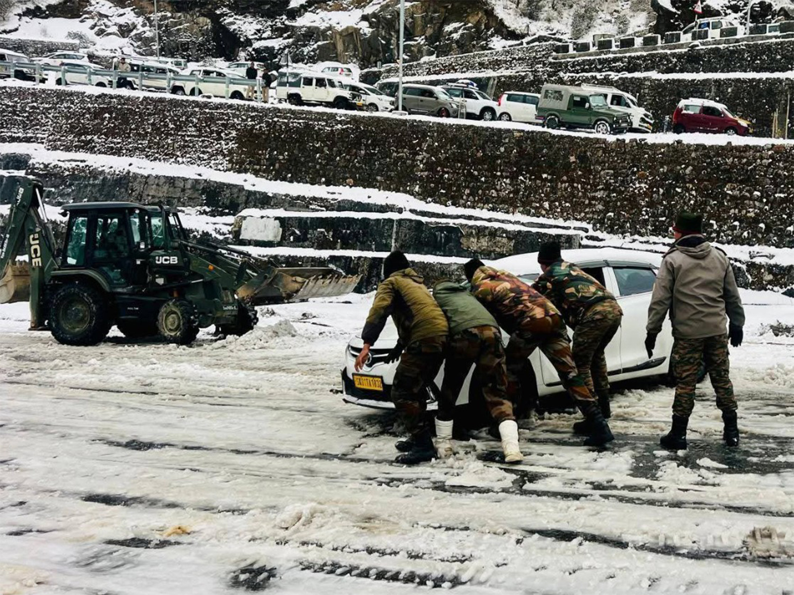 Indian Army launches rescue operation after heavy snowfall (Photo/ANI)