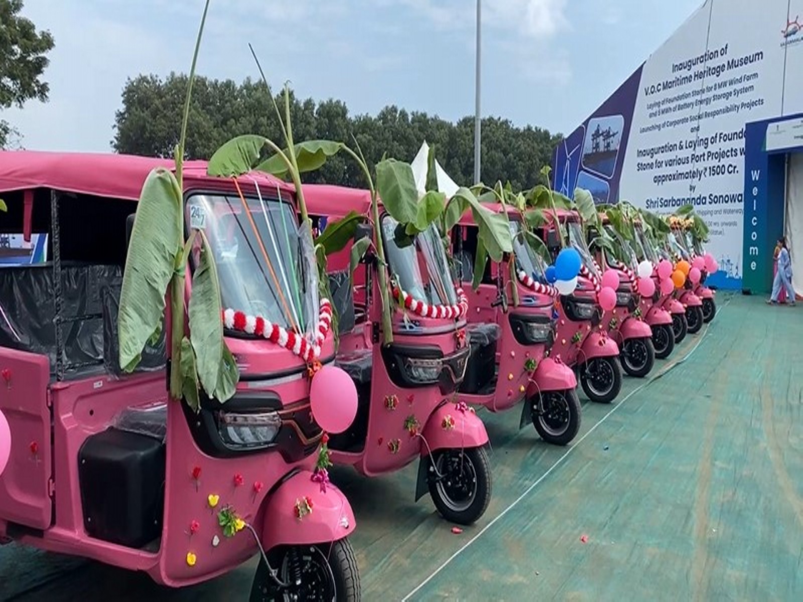 Union Minister Sarbananda Sonowal flags off Electric Pink autos (Photo/ANI)