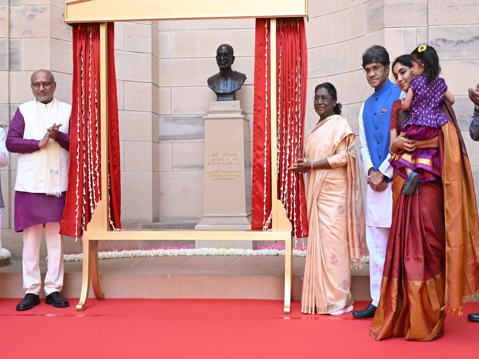 President Droupadi Murmu unveils bust of C Rajagopalachari (Photo/X/@rashtrapatibhvn) President Droupadi Murmu unveils bust of C Rajagopalachari (Photo/X/@rashtrapatibhvn)