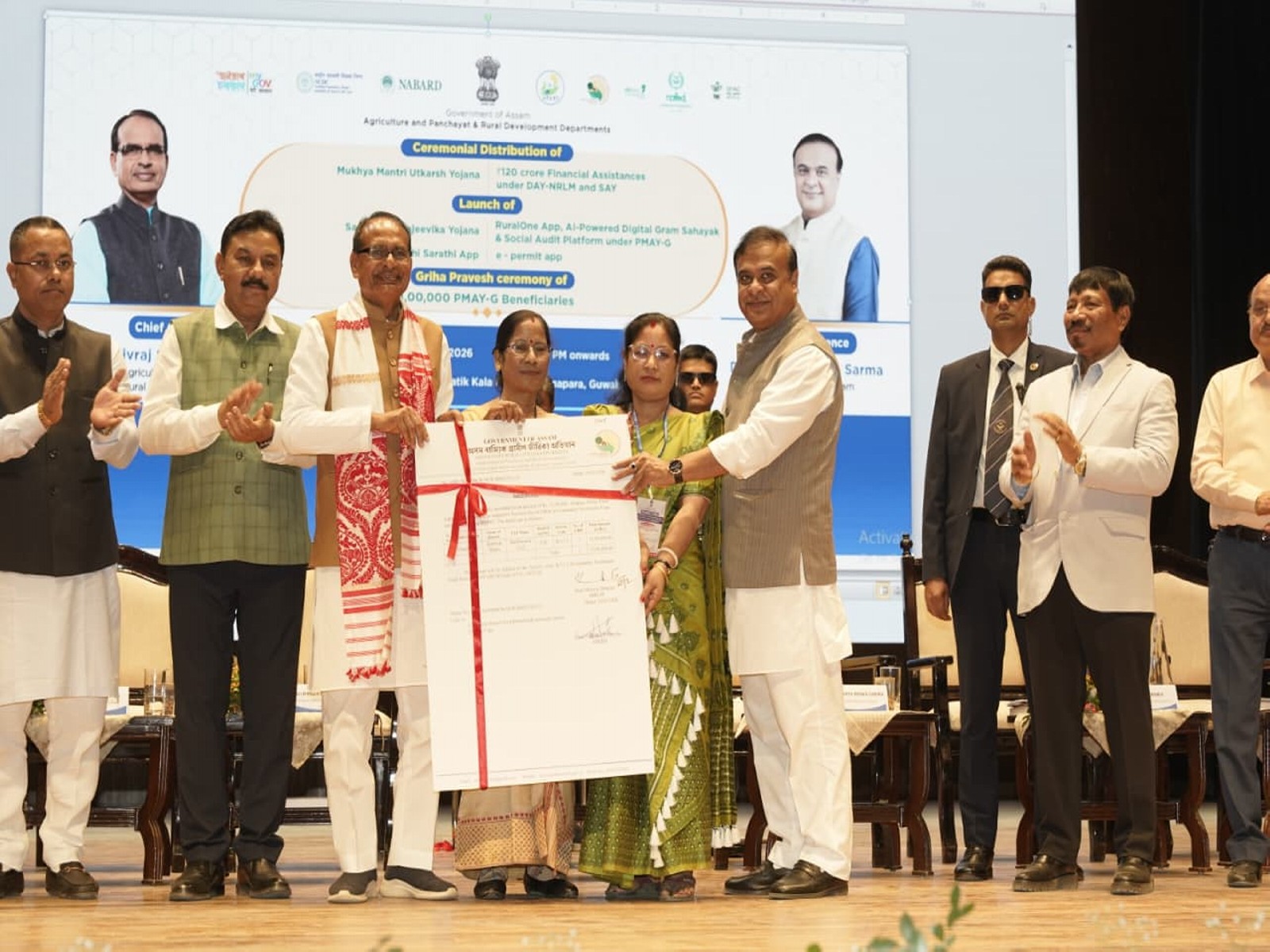 Union Minister Shivraj Singh Chouhan and Assam CM Himanta Biswa Sarma (Photo/@himantabiswa)