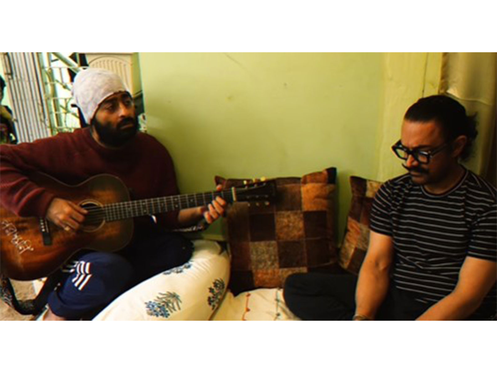 Singer Arijit Singh and actor Aamir Khan (Image source: Zee Music Company) Singer Arijit Singh and actor Aamir Khan (Image source: Zee Music Company)