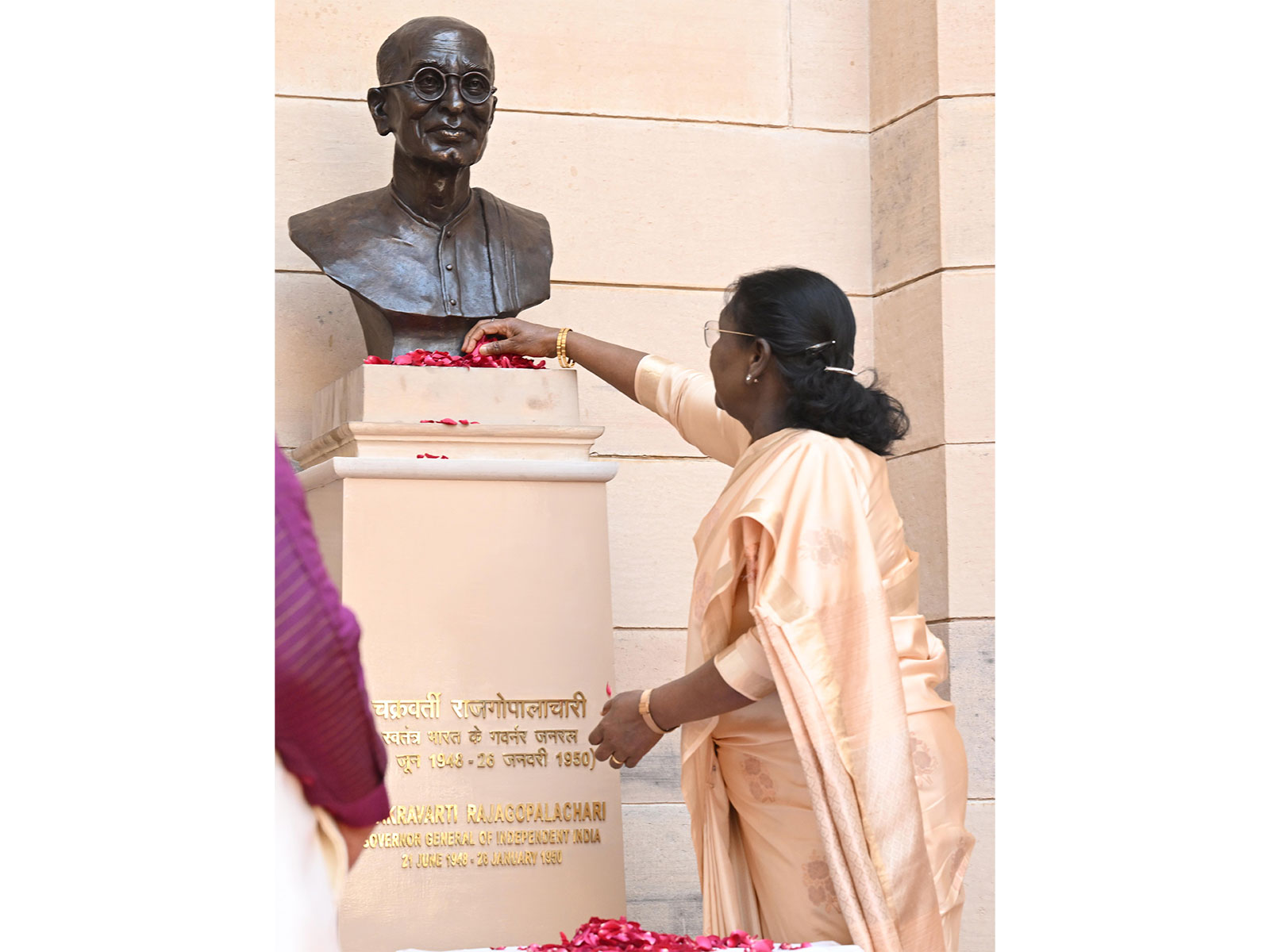 President Droupadi Murmu unveiled bust of C Rajagopalachari on Monday (Photo/X/@rashtrapatibhvn) President Droupadi Murmu unveiled bust of C Rajagopalachari on Monday (Photo/X/@rashtrapatibhvn)
