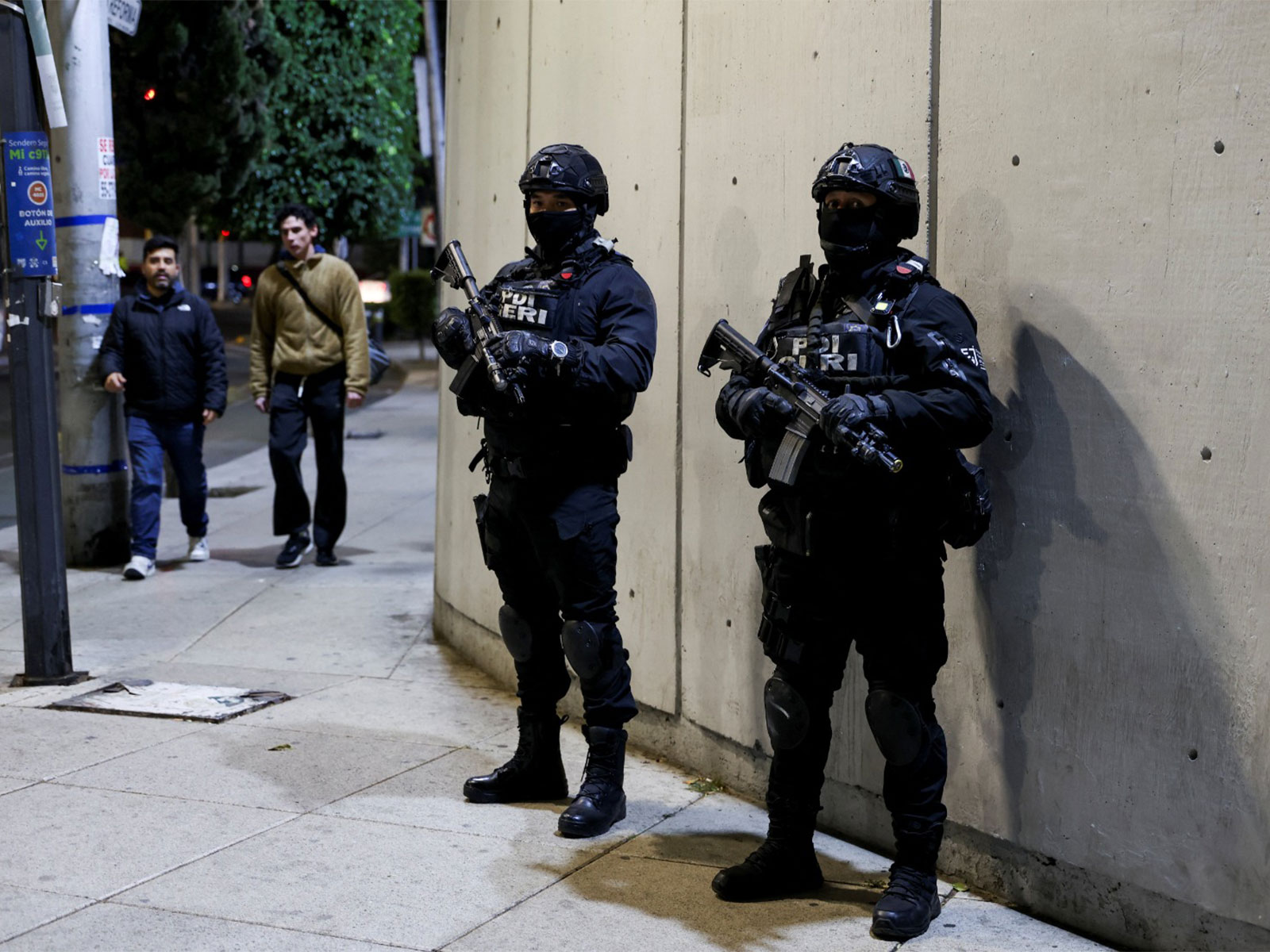 Security personnel stand guard outside the Specialized Prosecutor's Office for Organized Crime, FEMDO, where the body of El Mencho is suspected of being held by authorities (Photo/Reuters) Security personnel stand guard outside the Specialized Prosecutor's Office for Organized Crime, FEMDO, where the body of El Mencho is suspected of being held by authorities (Photo/Reuters)