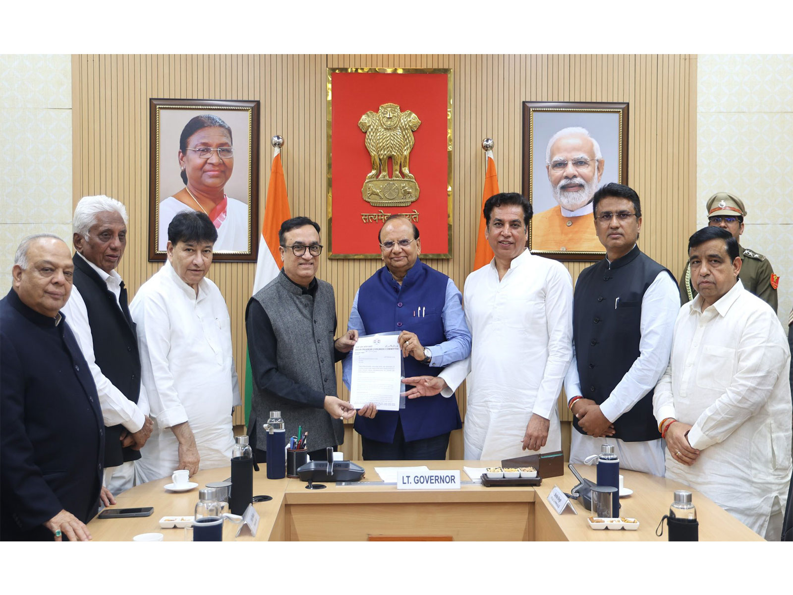 Congress delegation meets Delhi Lieutenant Governor VK Saxena (Photo/Lok Niwas Delhi) Congress delegation meets Delhi Lieutenant Governor VK Saxena (Photo/Lok Niwas Delhi)