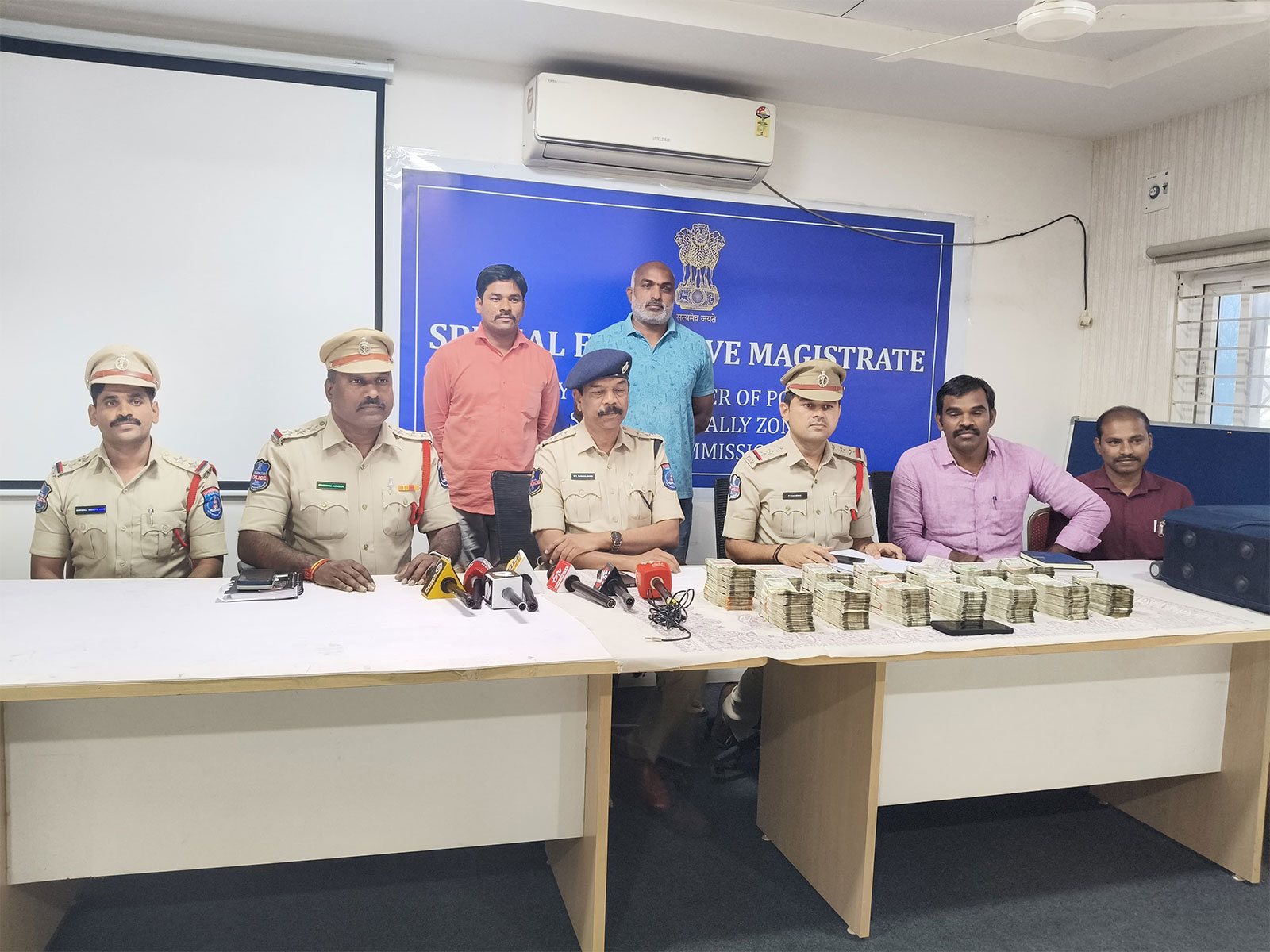 Cyberabad police with recovered cash (Photo/ ANI)