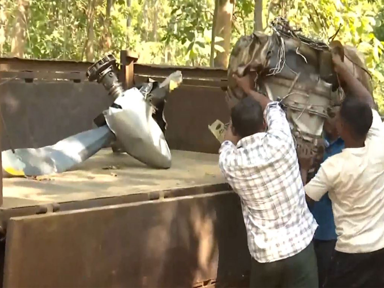 Wreckage of the air ambulance being loaded from the Chatra crash site for investigation (Photo/ANI)
