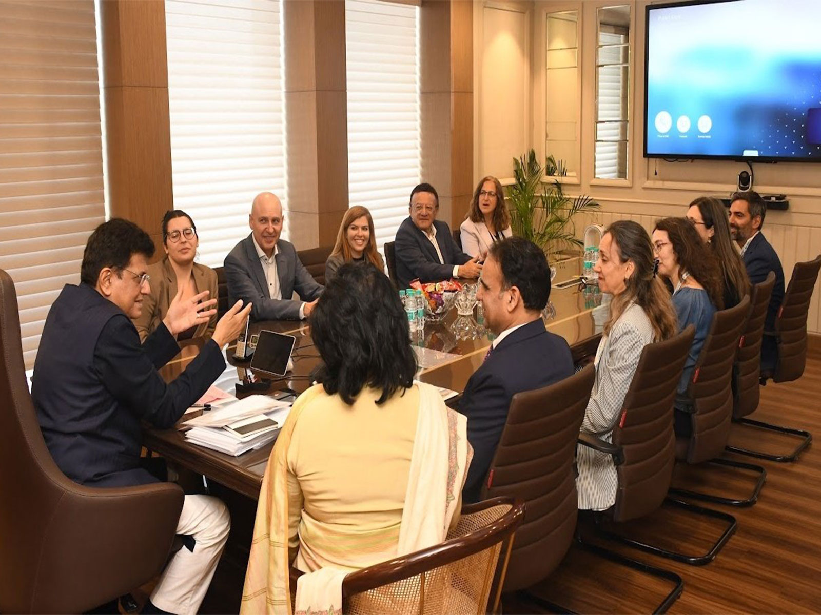 Union Minister Piyush Goyal with Israeli trade delegation (Photo/X@NirBarkat)